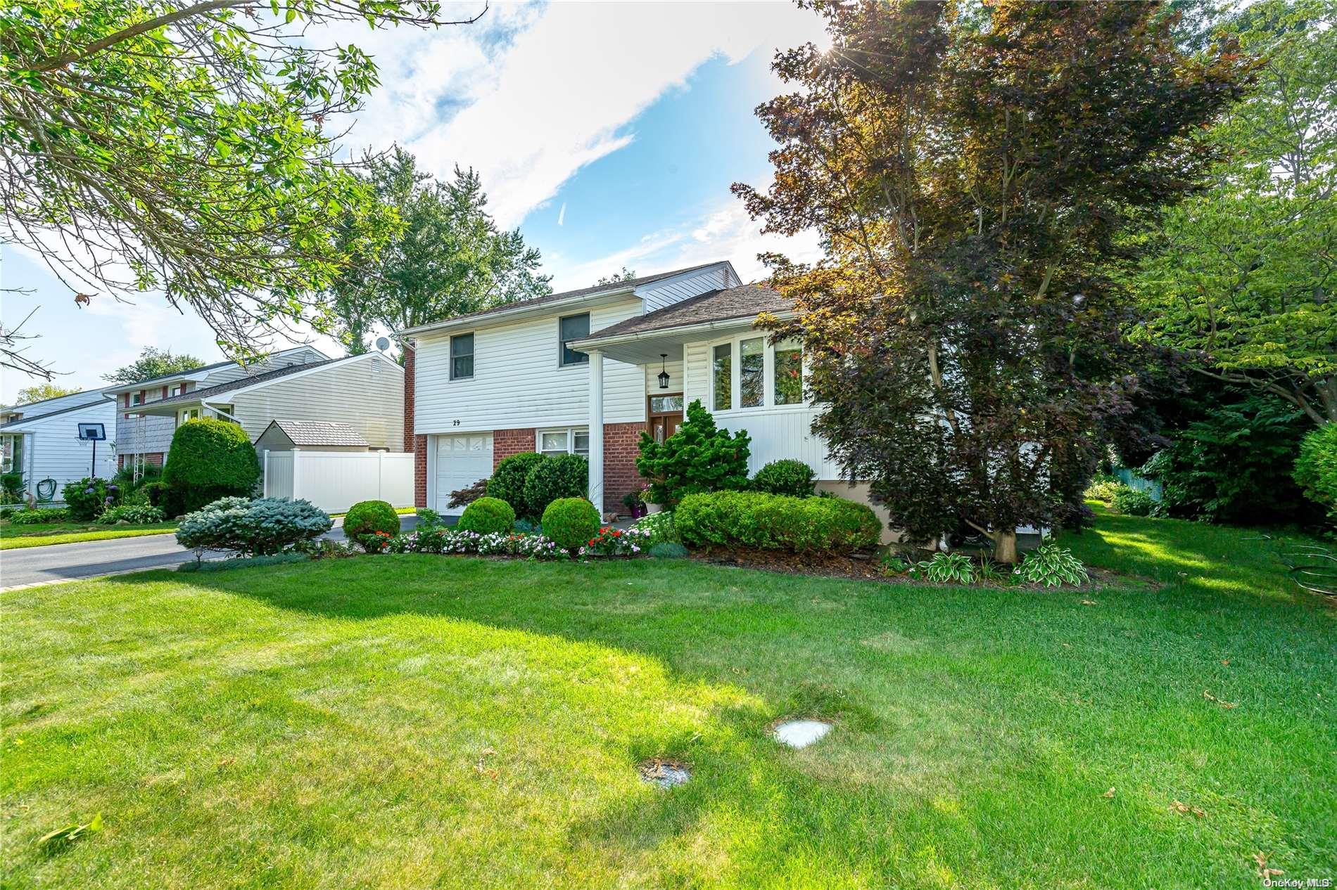 29 Roberta Lane, Syosset, NY 11791