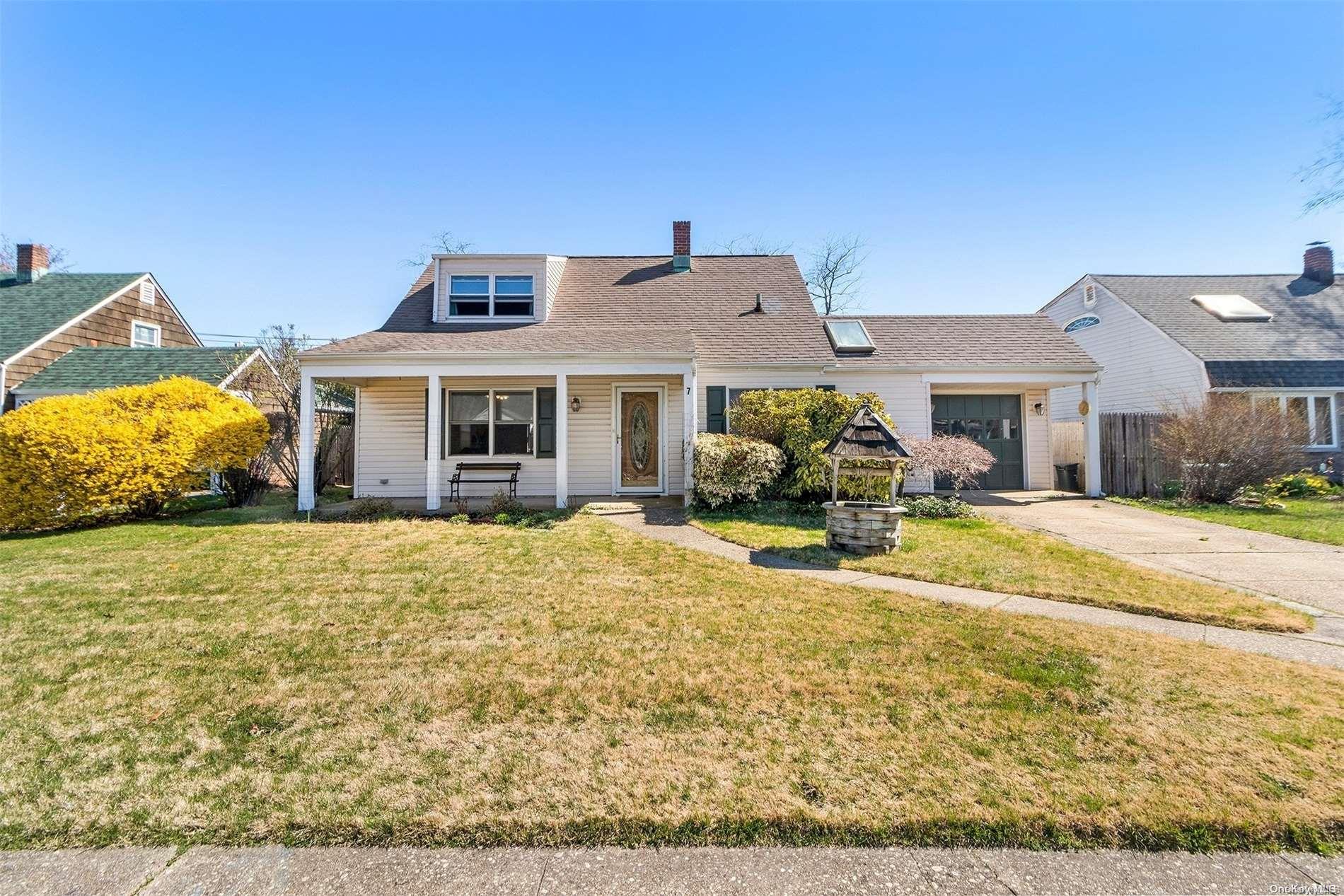 7 Oaktree Lane, Levittown, NY 11756