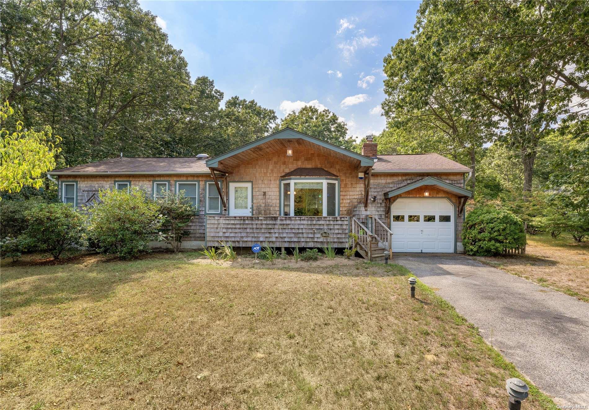 10 Acorn Path, East Quogue, NY 11942