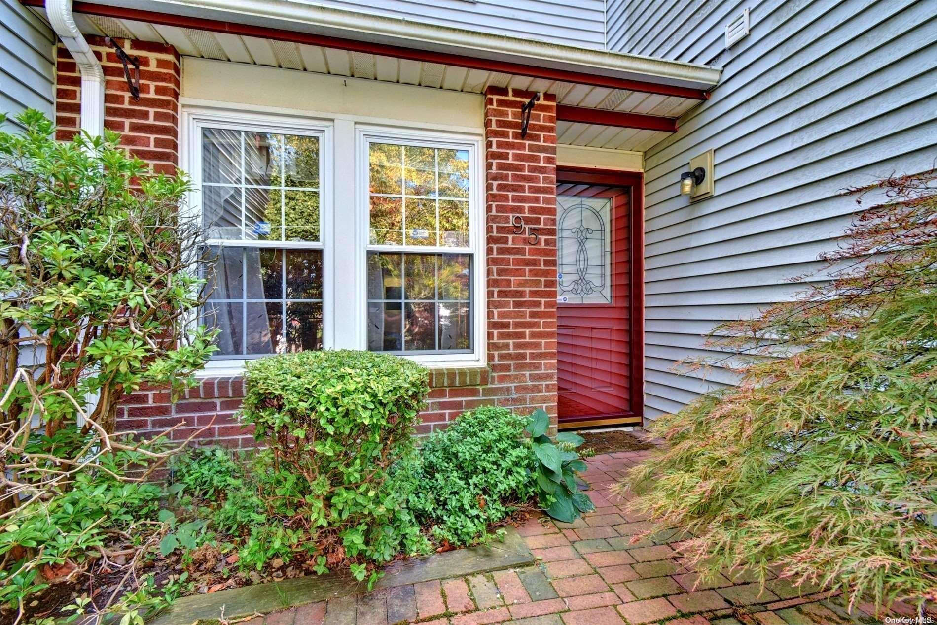 95 Strathmore Court Drive # 95, Coram, NY 11727