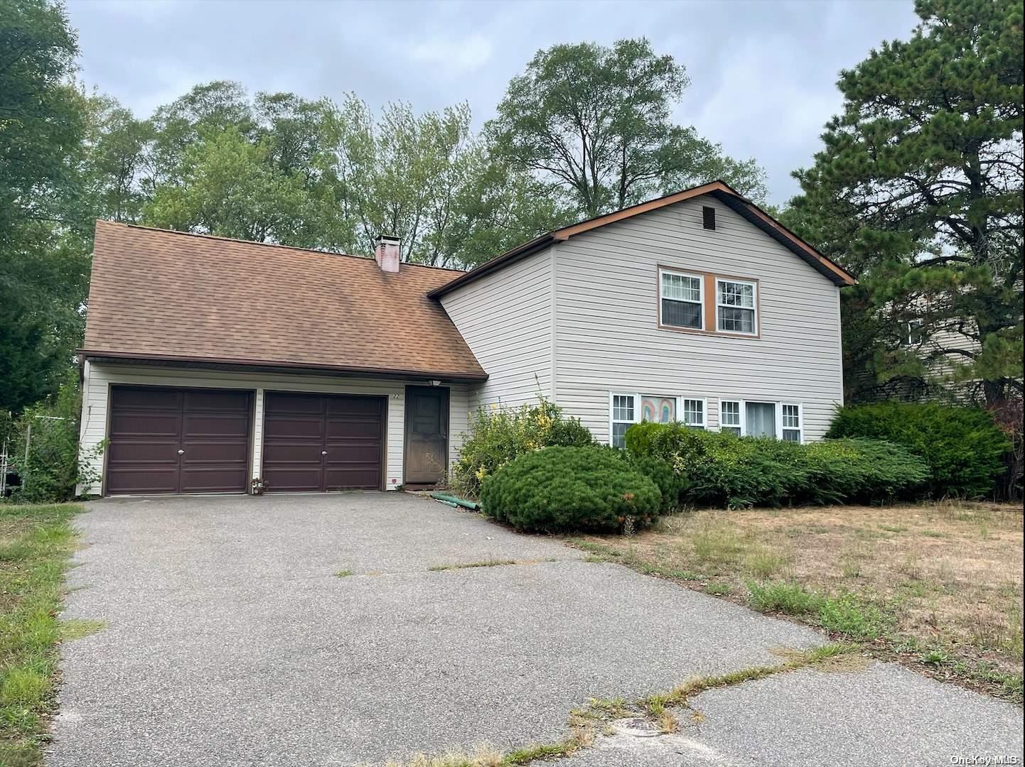 22 Victoria Circle, East Patchogue, NY 11772