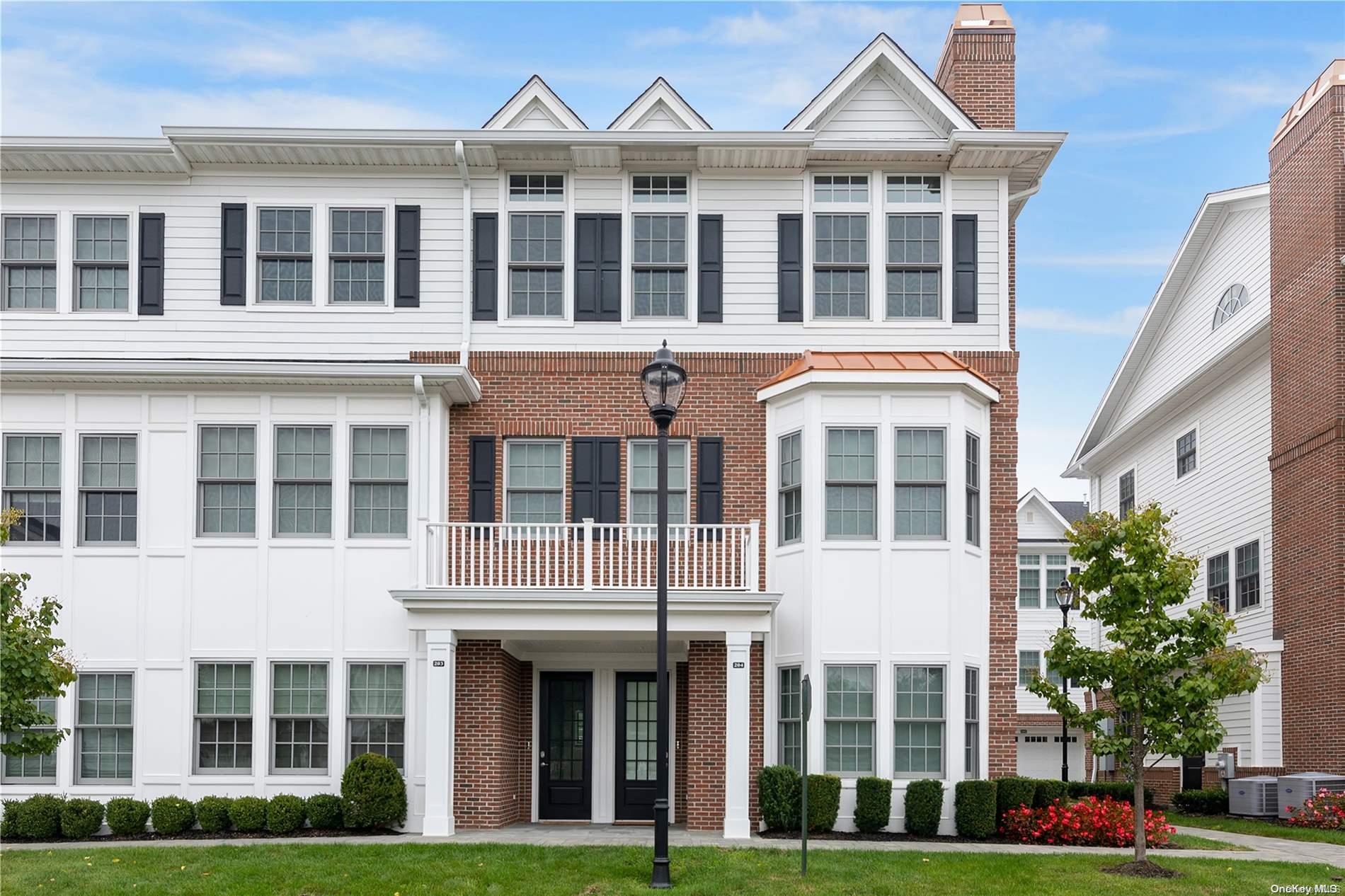 204 Grist Mill Circle # 204, Roslyn, NY 11576