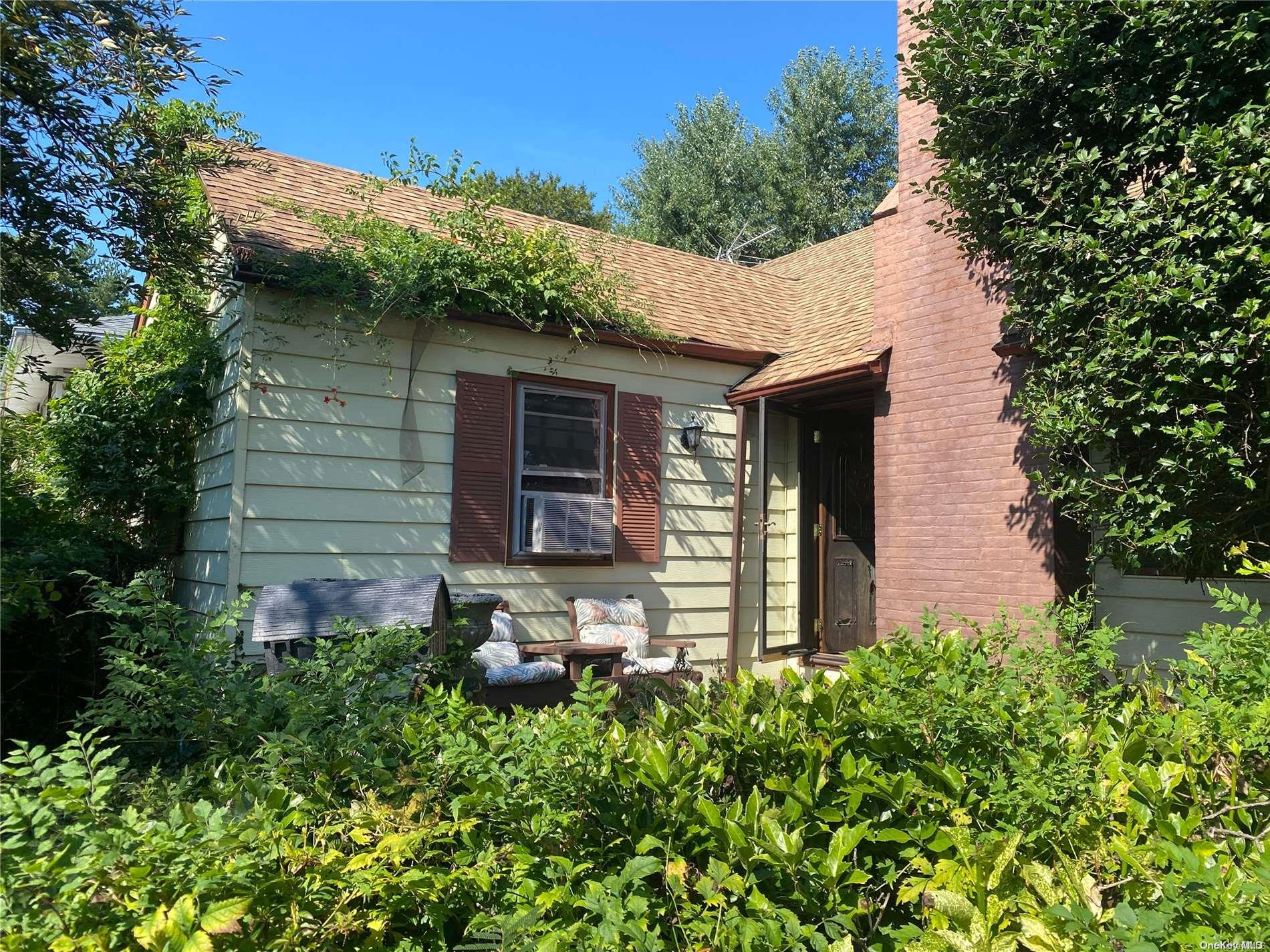 29 Garfield Place, Roslyn Heights, NY 11577