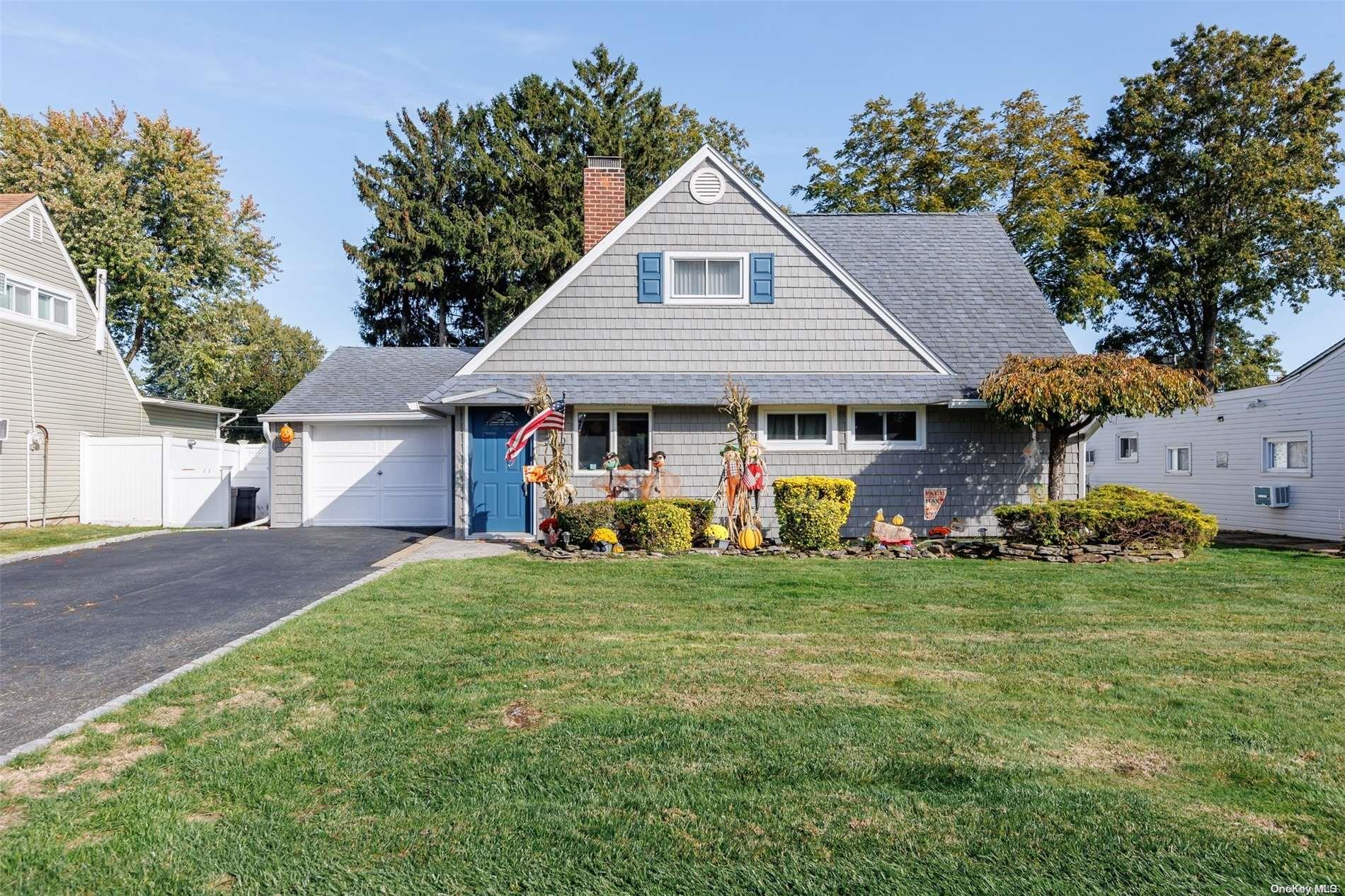 350 Blacksmith Road W, Levittown, NY 11756