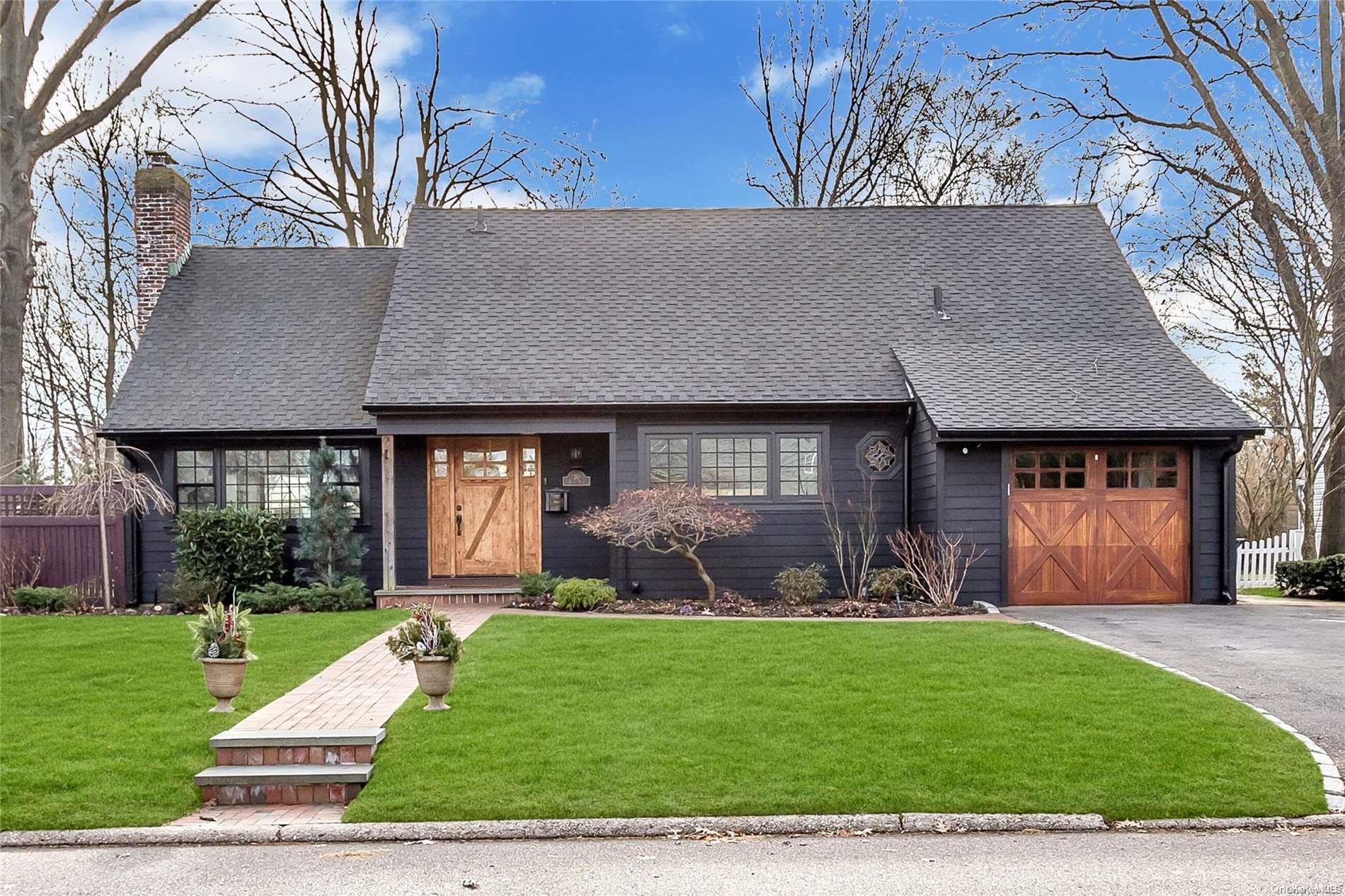 20 Robin Road, Westbury, NY 11590