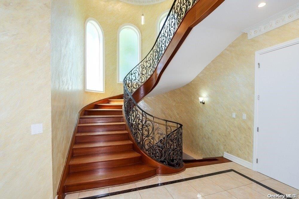 382 I U Willets Road, Roslyn Heights, NY 11577