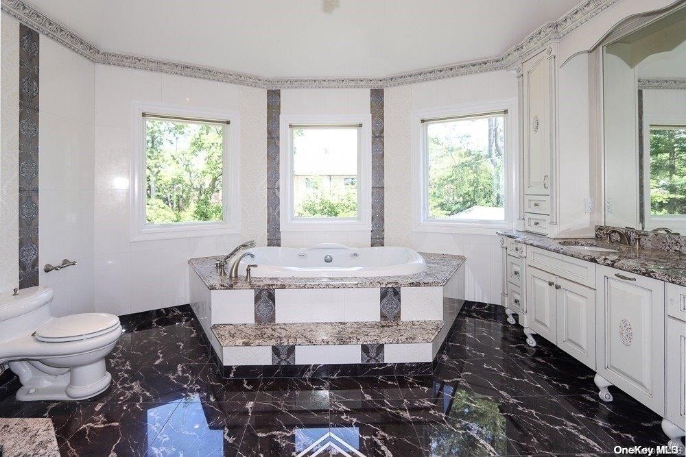 382 I U Willets Road, Roslyn Heights, NY 11577