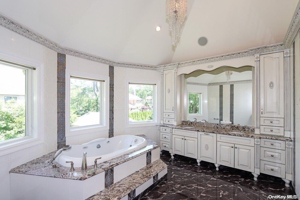 382 I U Willets Road, Roslyn Heights, NY 11577