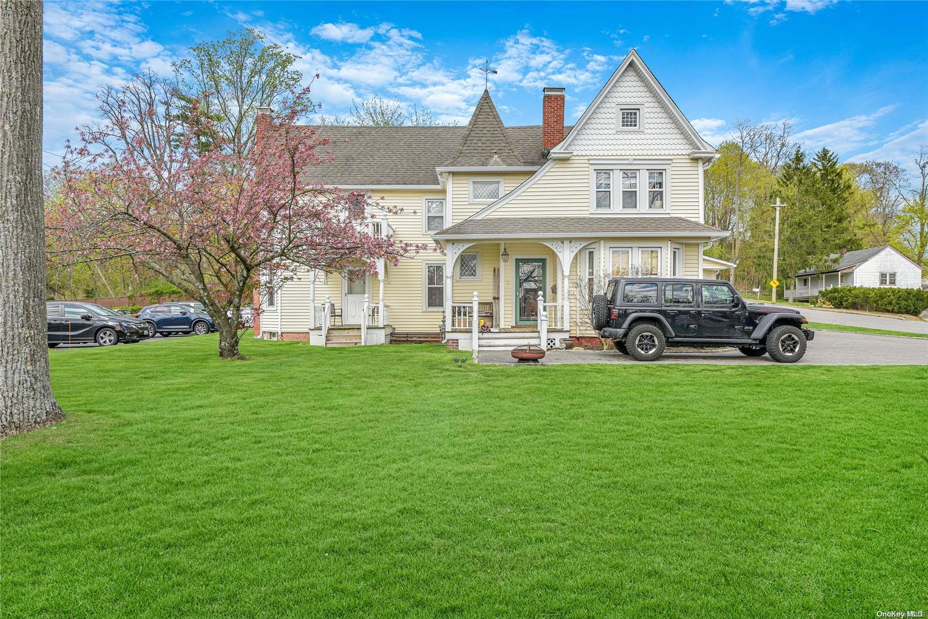 49 Landing Avenue, Smithtown, NY 11787