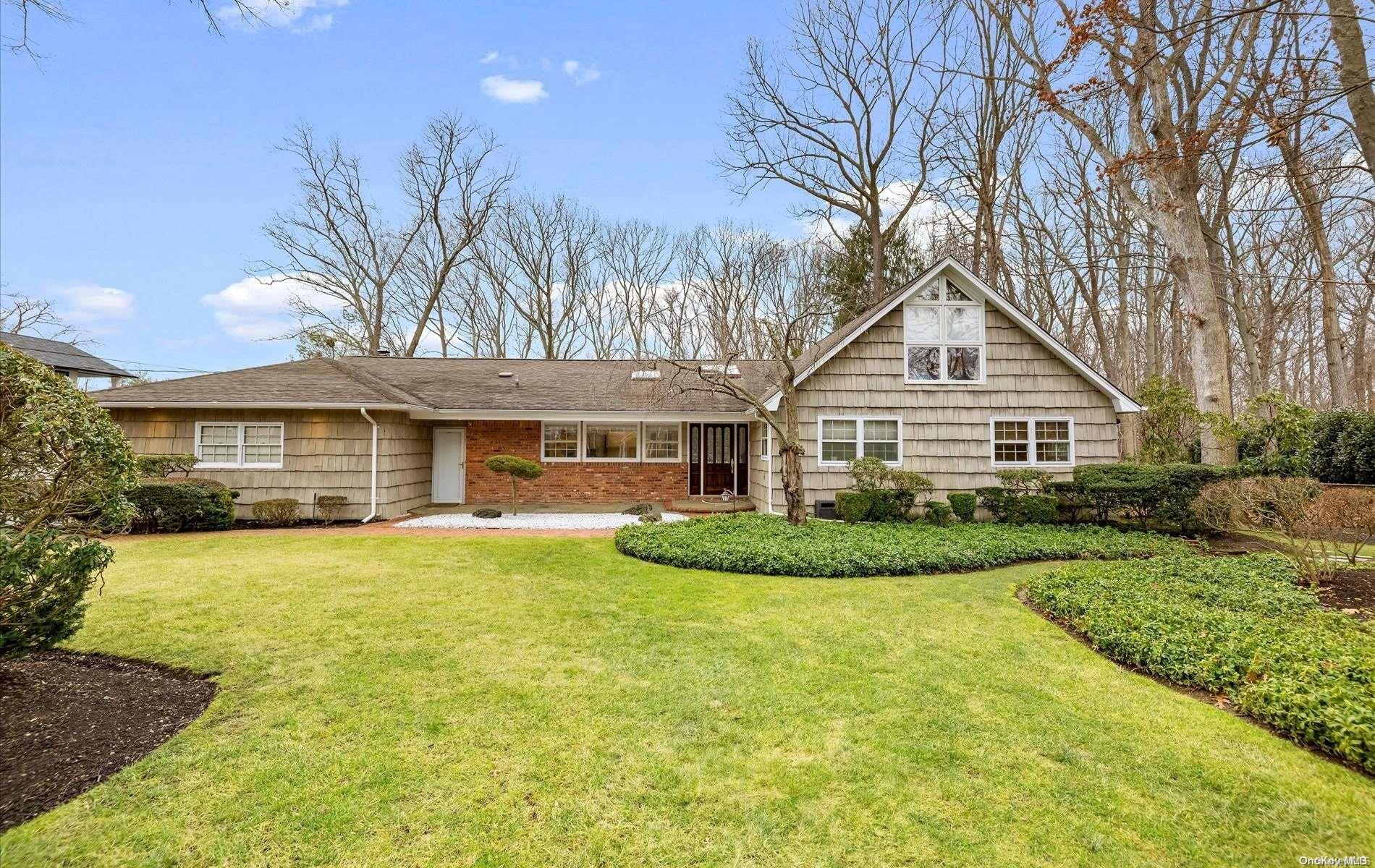 21 Winter Lane, Dix Hills, NY 11746