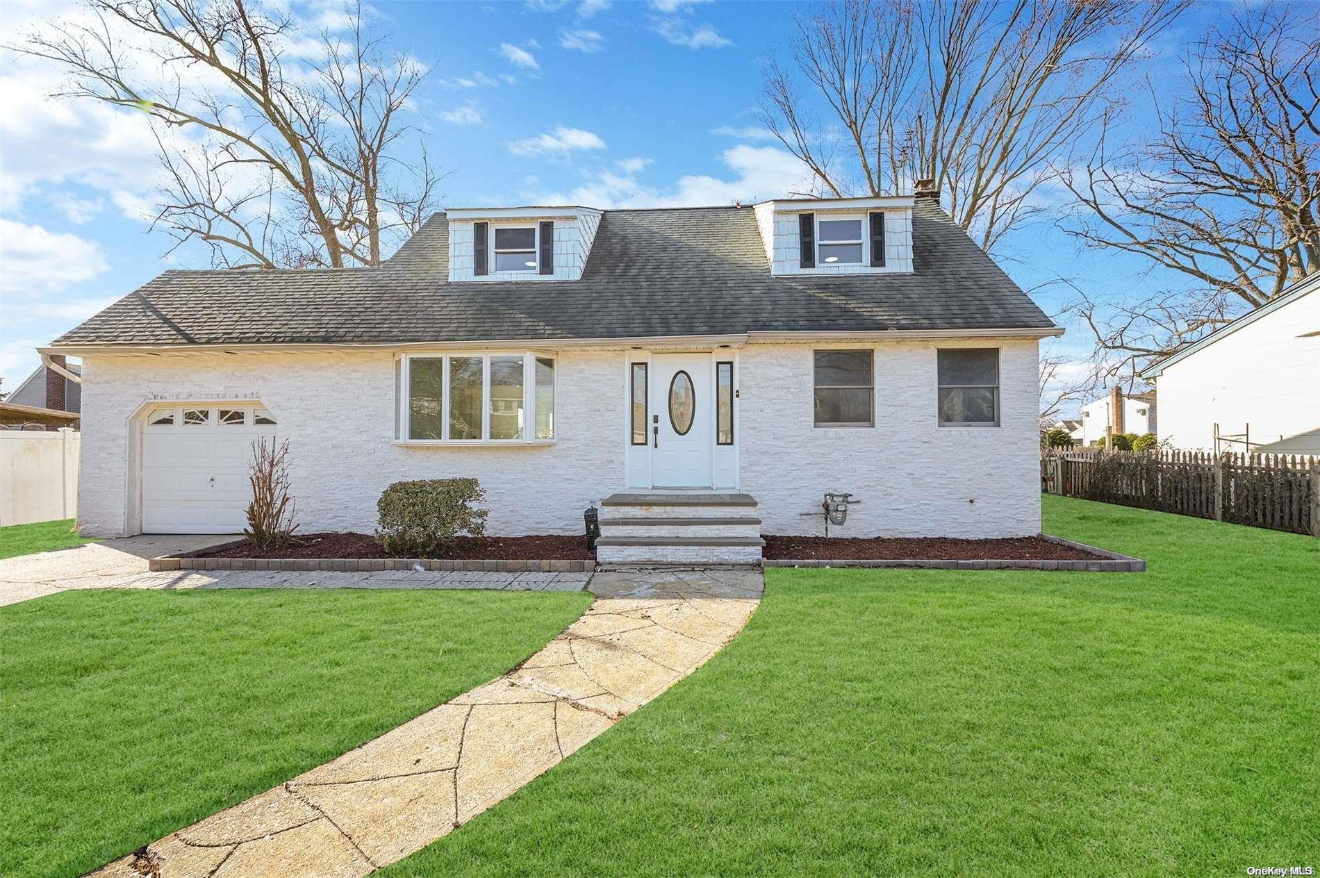 10 Linwood Pl, Massapequa Park, NY 11762