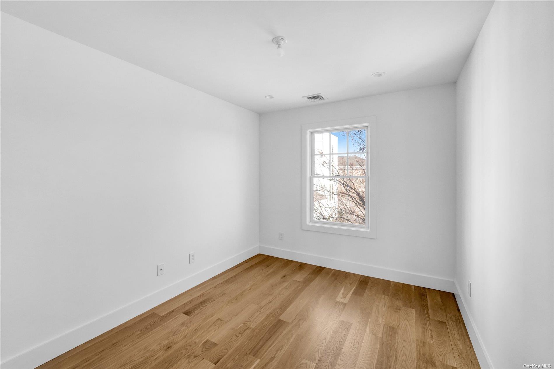 68 Foster Avenue # 8, Hampton Bays, NY 11946