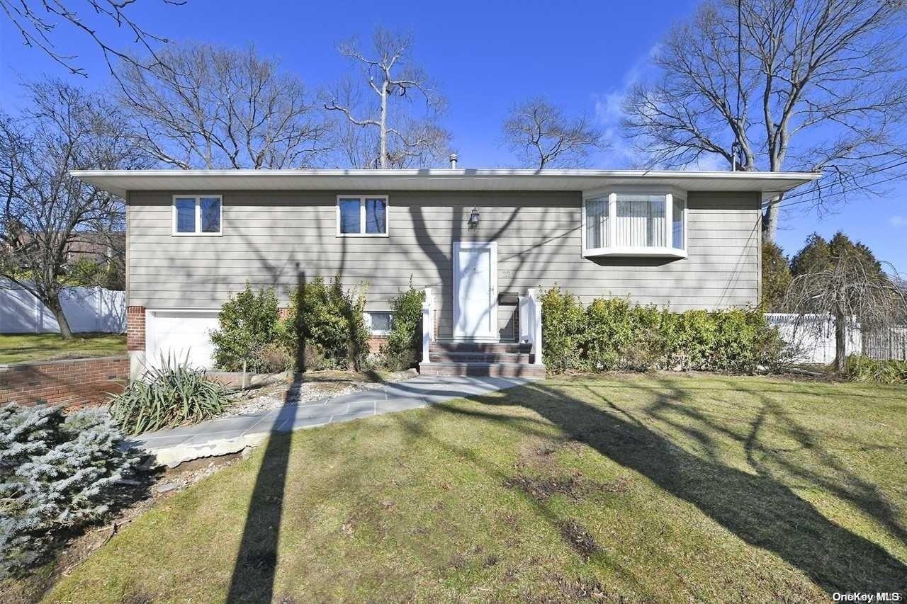 22 Frostfield Place, Melville, NY 11747