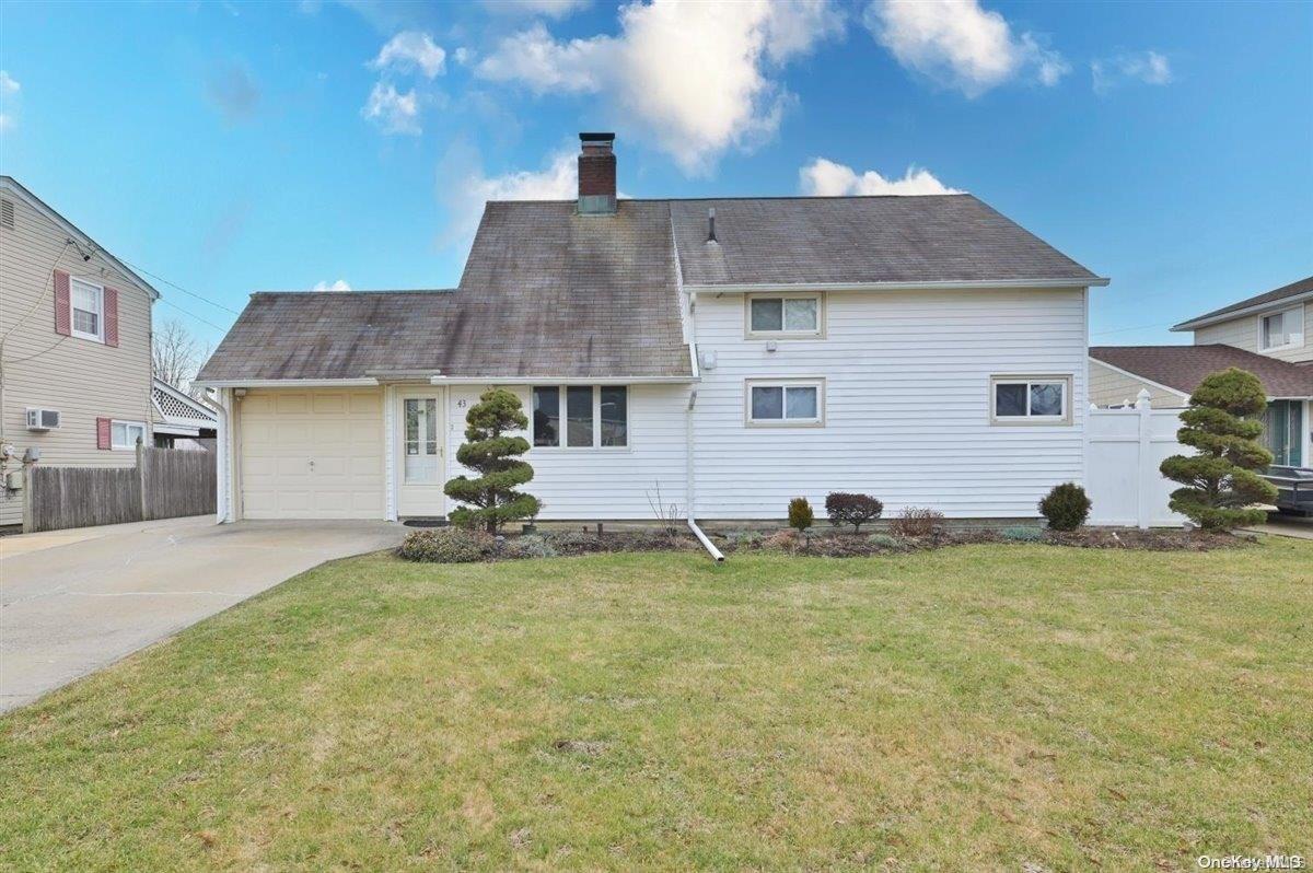 43 Lantern Road, Hicksville, NY 11801