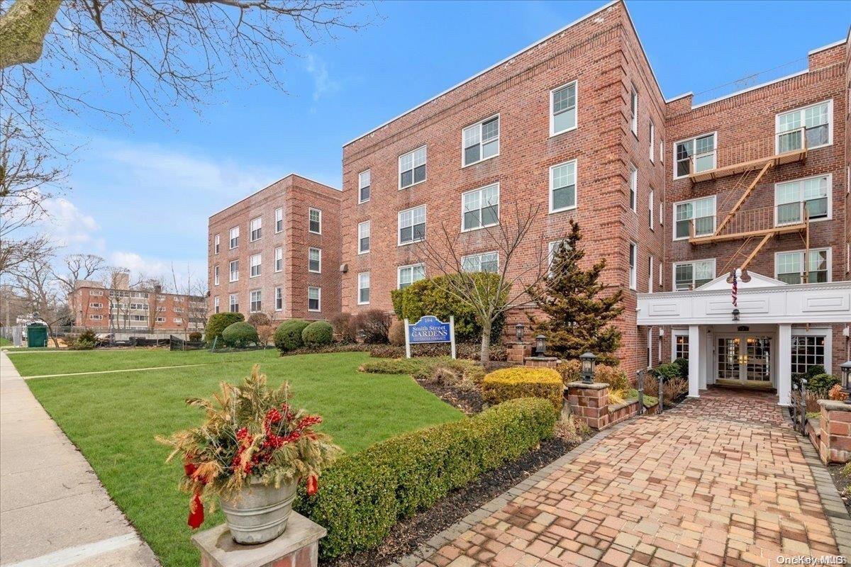 194 Smith Street # 3D, Freeport, NY 11520