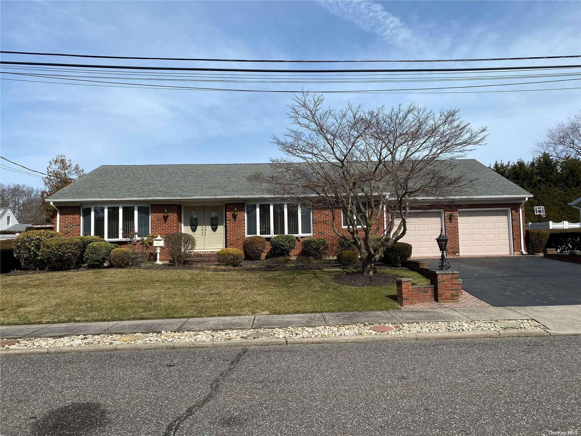 8 Adams Street N, East Farmingdale, NY 11735