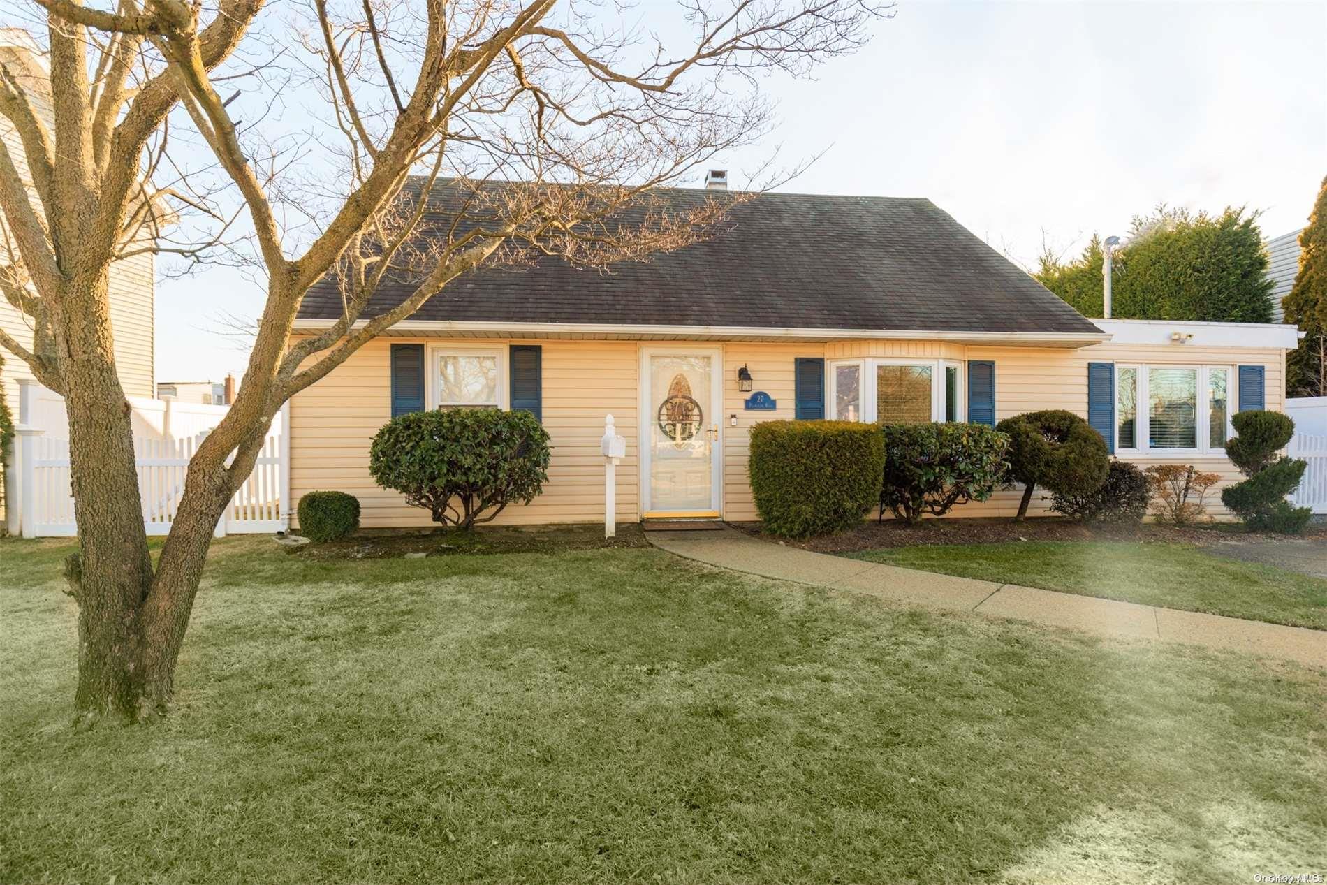 27 Plymouth Road, Massapequa, NY 11758