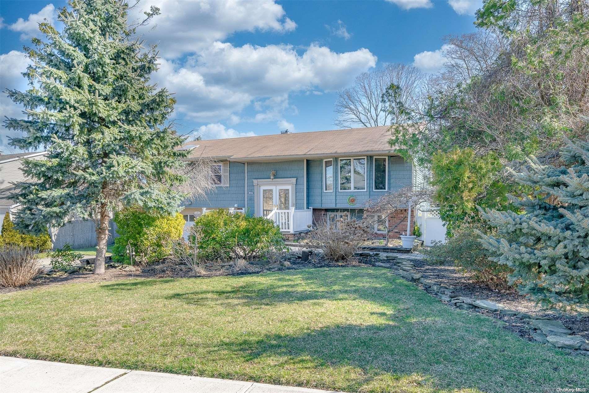 15 N Hoffman Lane, Hauppauge, NY 11788