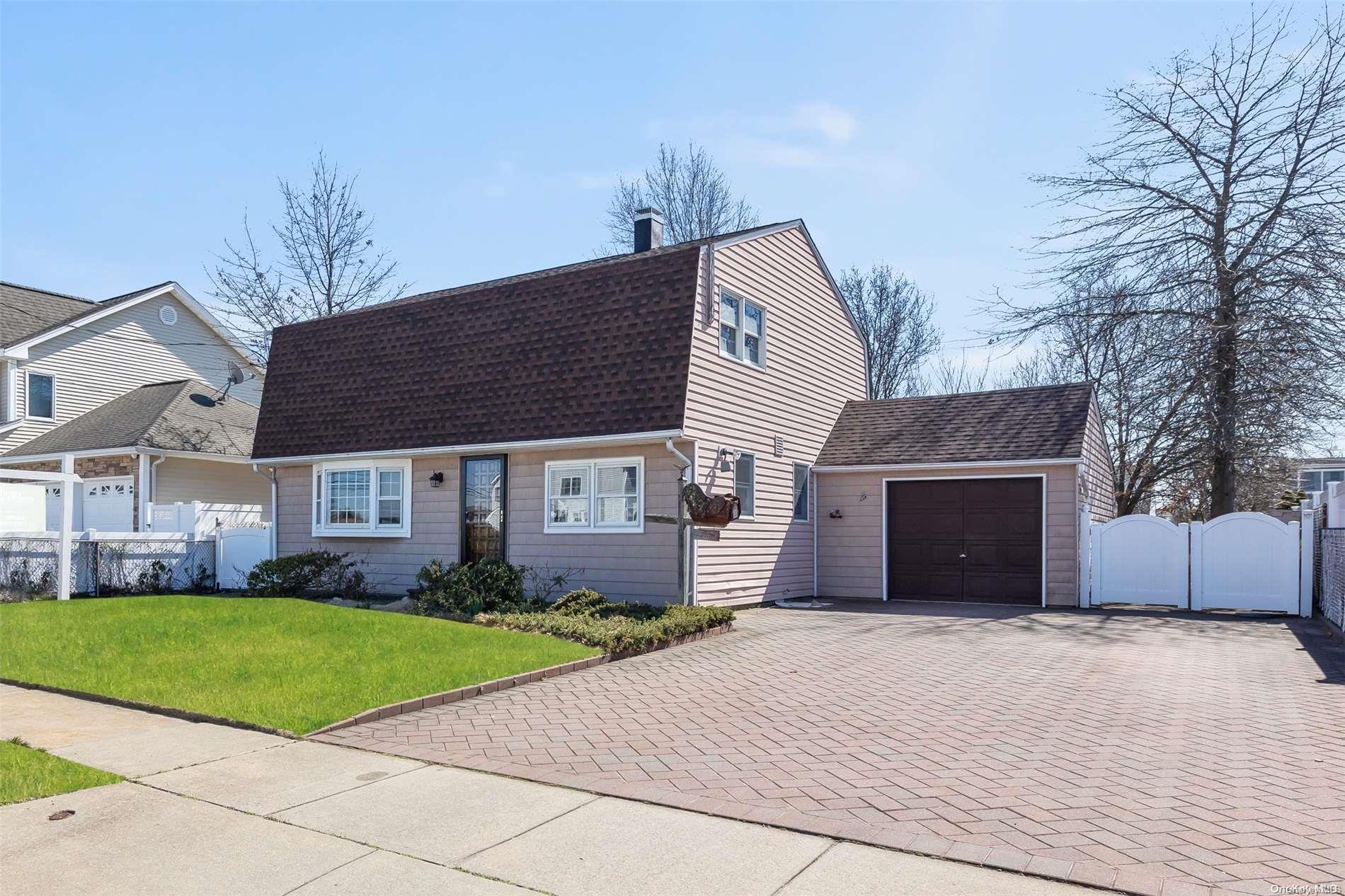 54 Lincoln Place, Massapequa, NY 11758