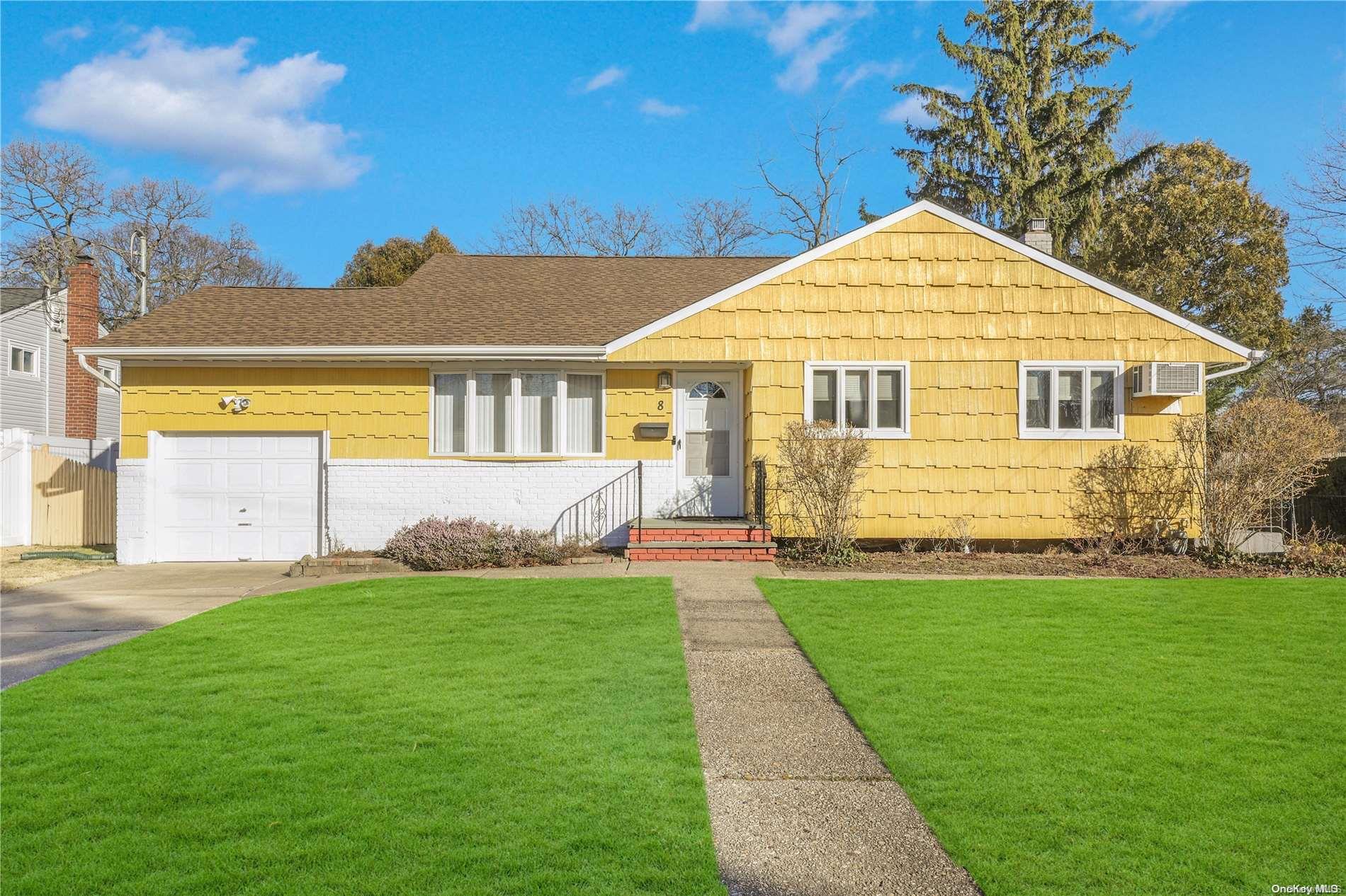 8 Hall Court, Farmingdale, NY 11735