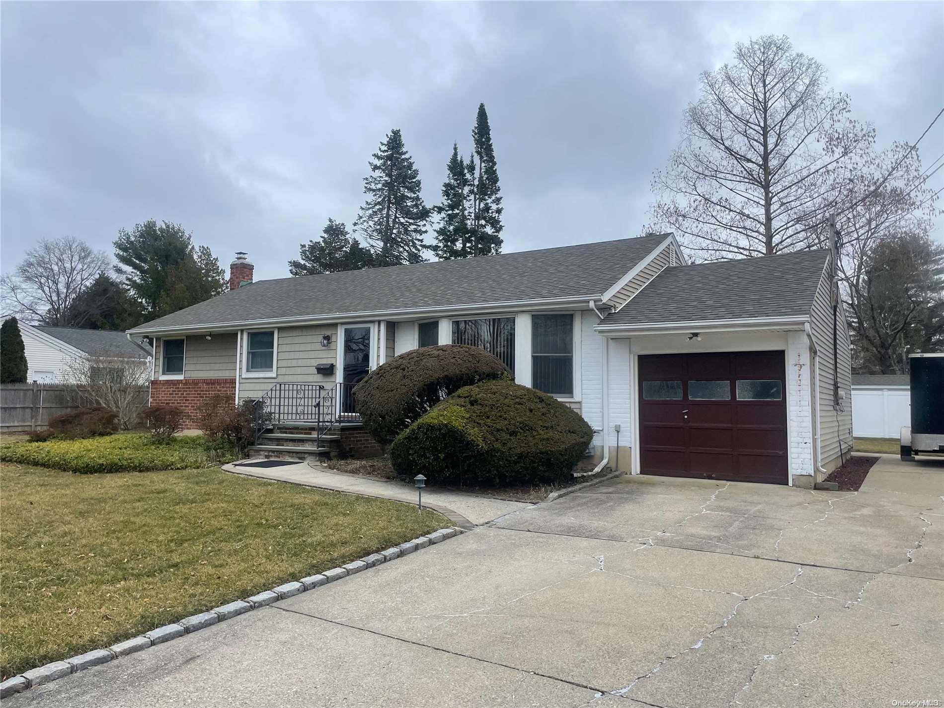 2 Marlowe Place, Greenlawn, NY 11740