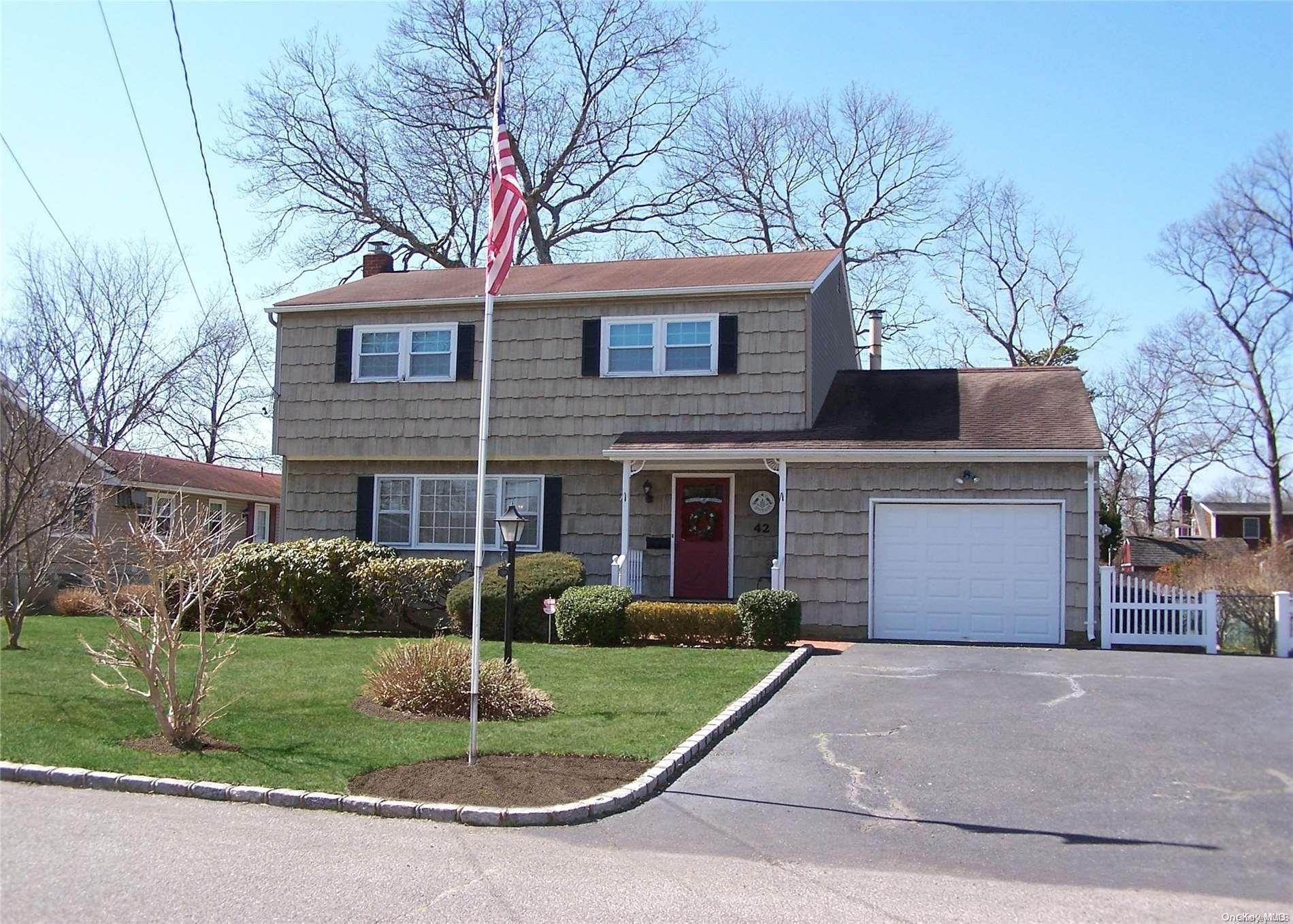 42 Pleasure Avenue, Ronkonkoma, NY 11779