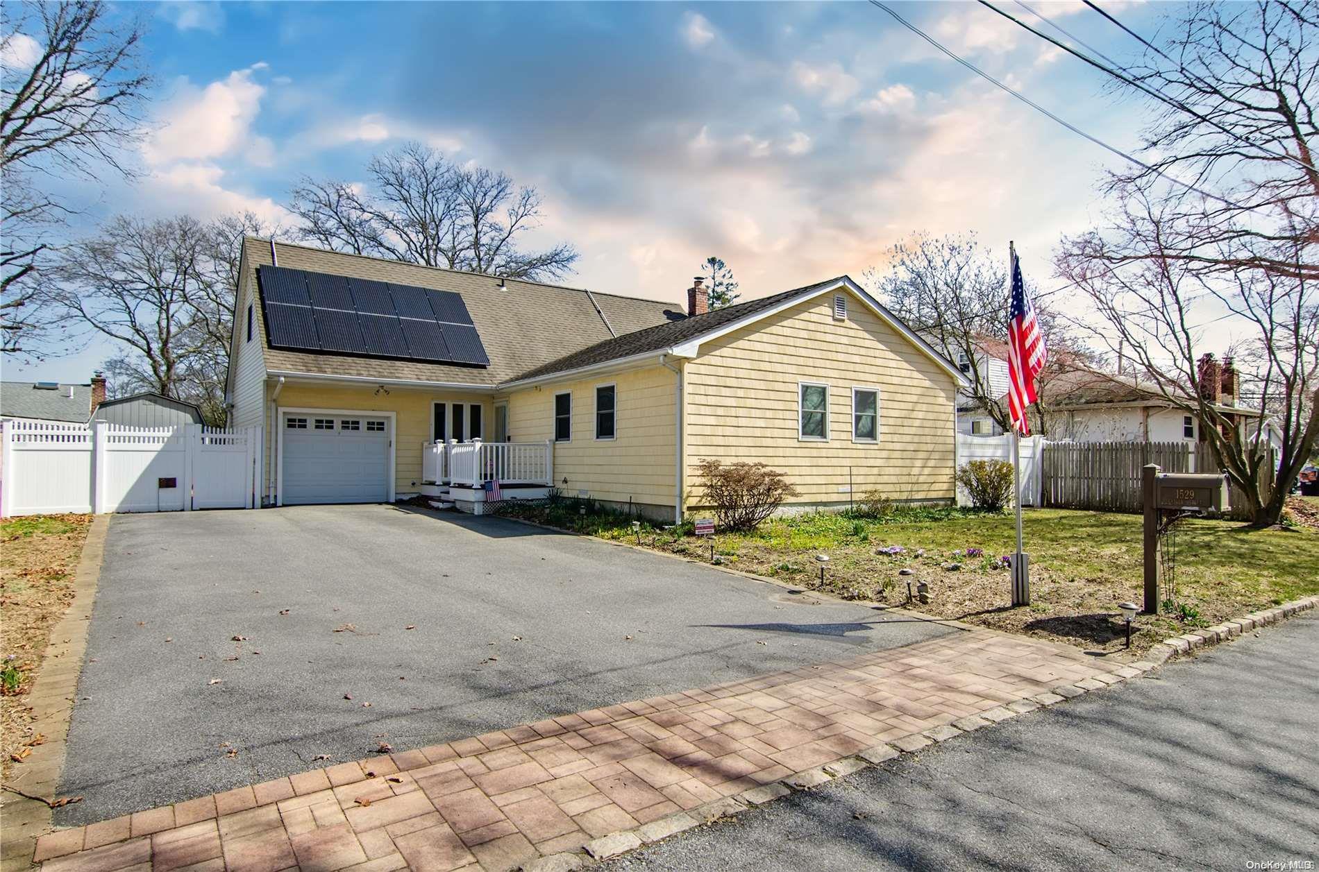 1529 Crager Street, Holbrook, NY 11741