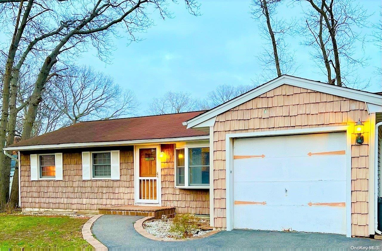 33 Janice Lane, Selden, NY 11784