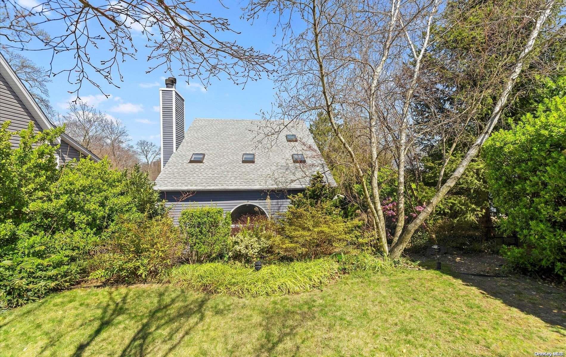 38 Grove St, Glenwood Landing, NY 11547