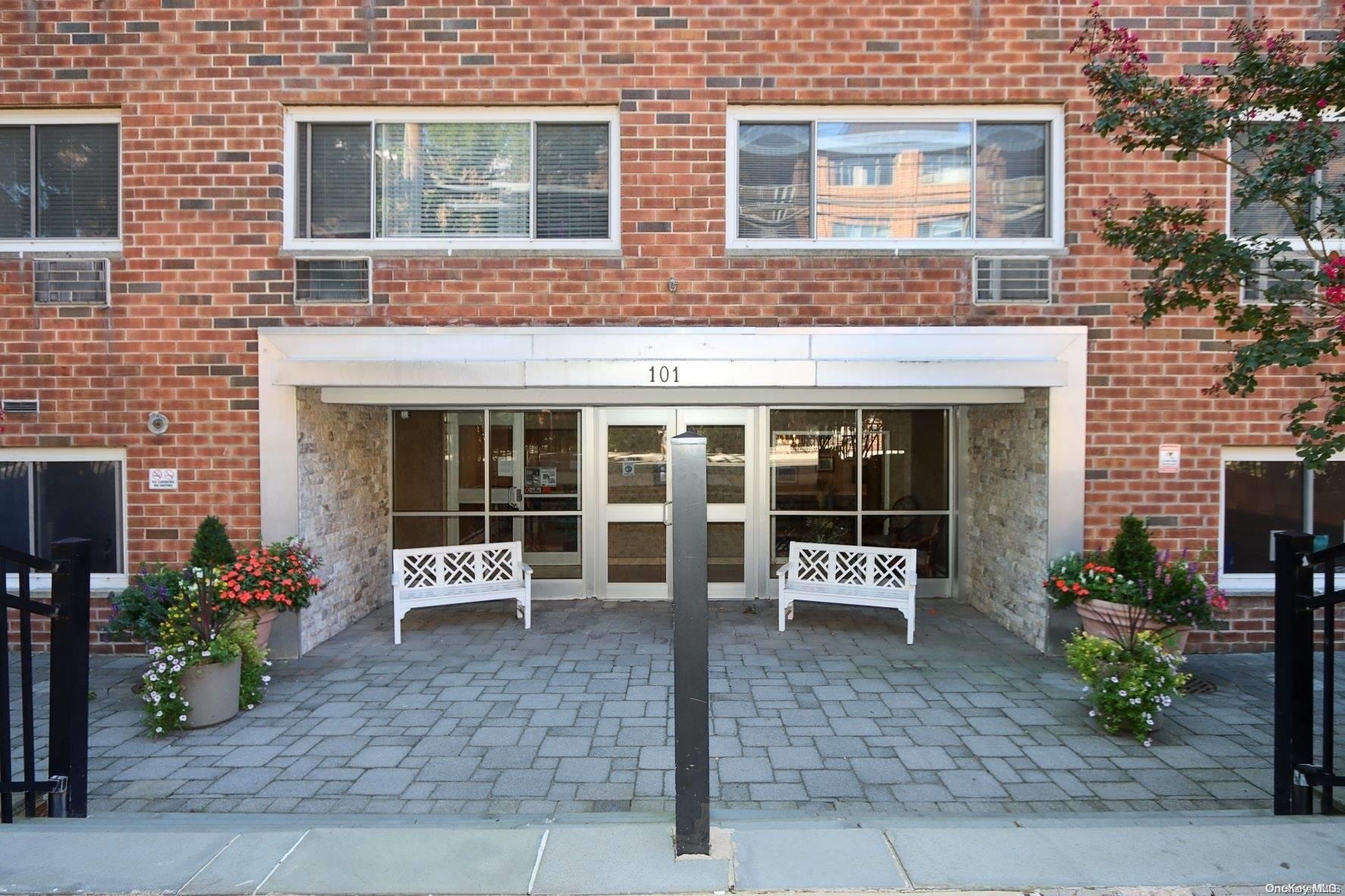 101 Clinton Avenue # 4A, Mineola, NY 11501