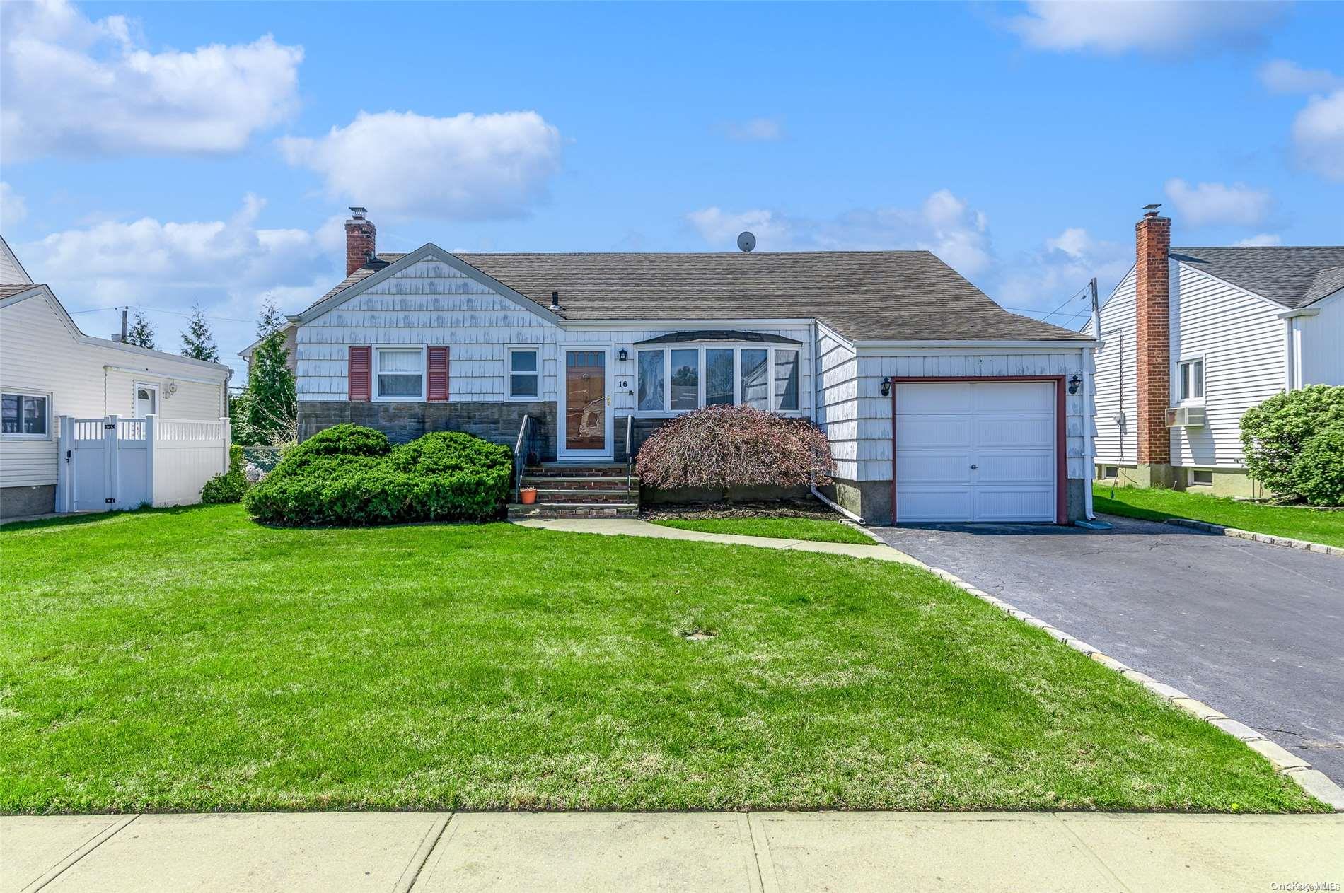 16 Shelly Court, Plainview, NY 11803