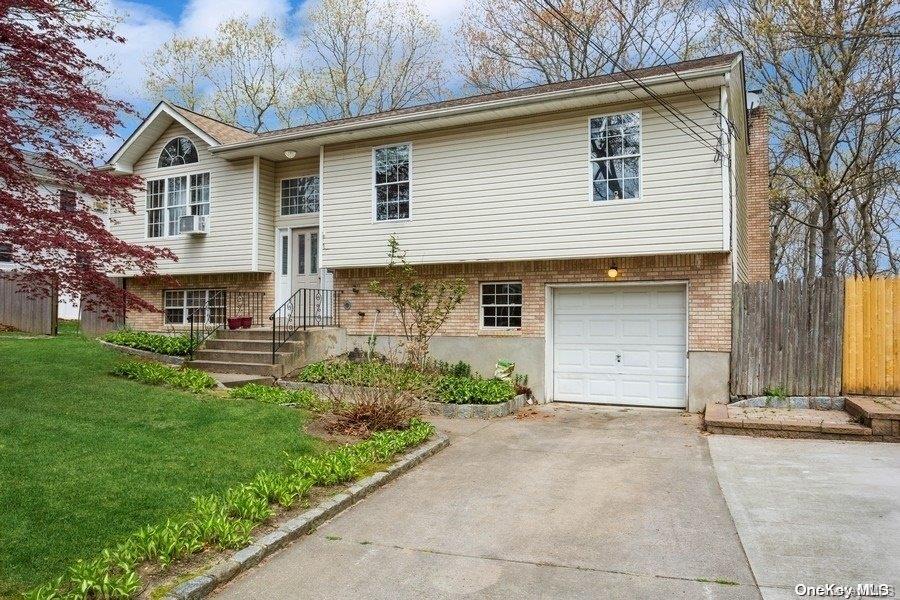 19 Summit Place, Farmingville, NY 11738