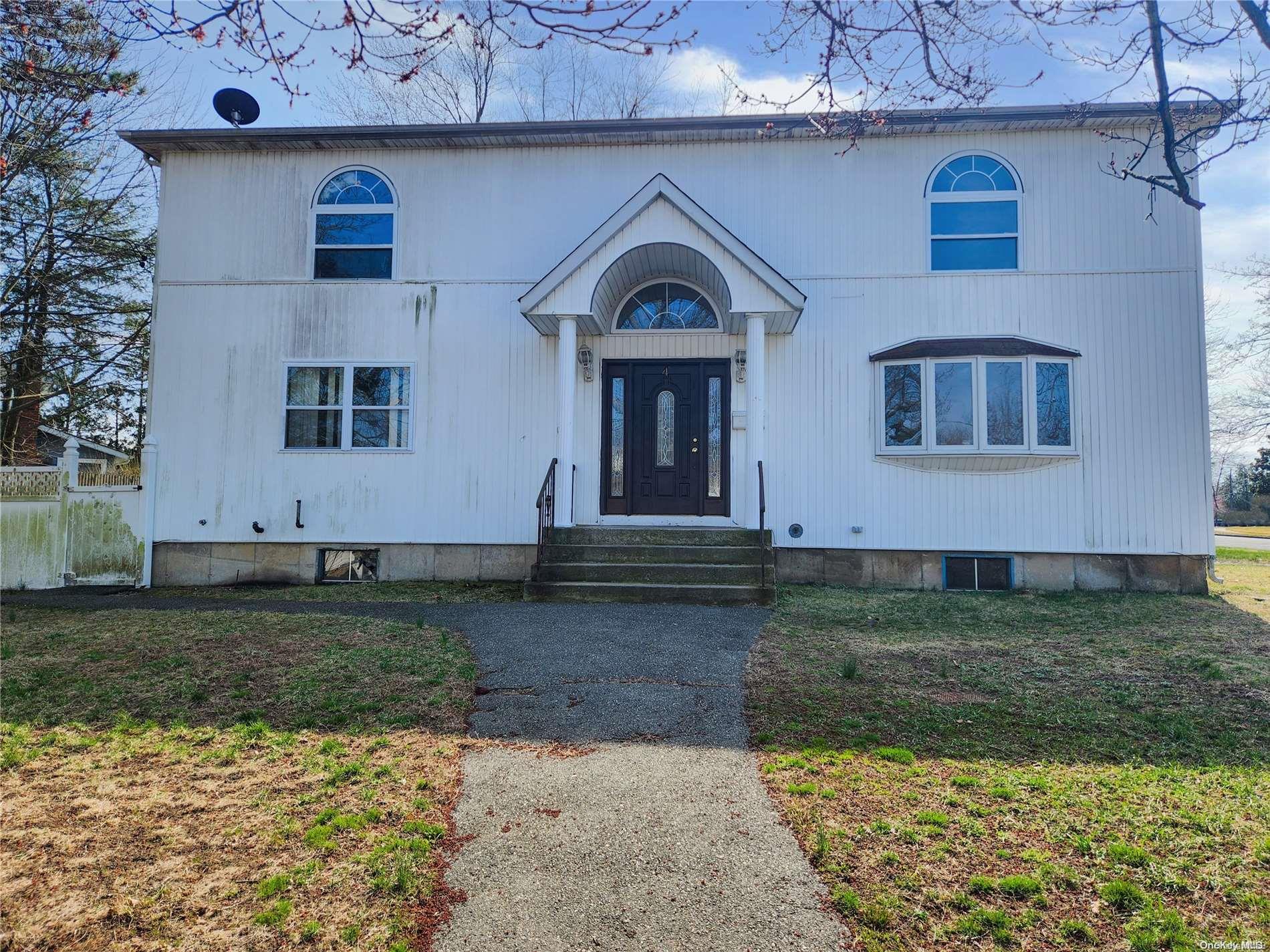 4 Devon Lane, Wheatley Heights, NY 11798