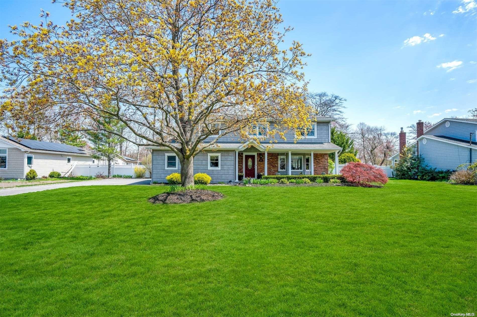 169 Edgewood Avenue, Oakdale, NY 11769