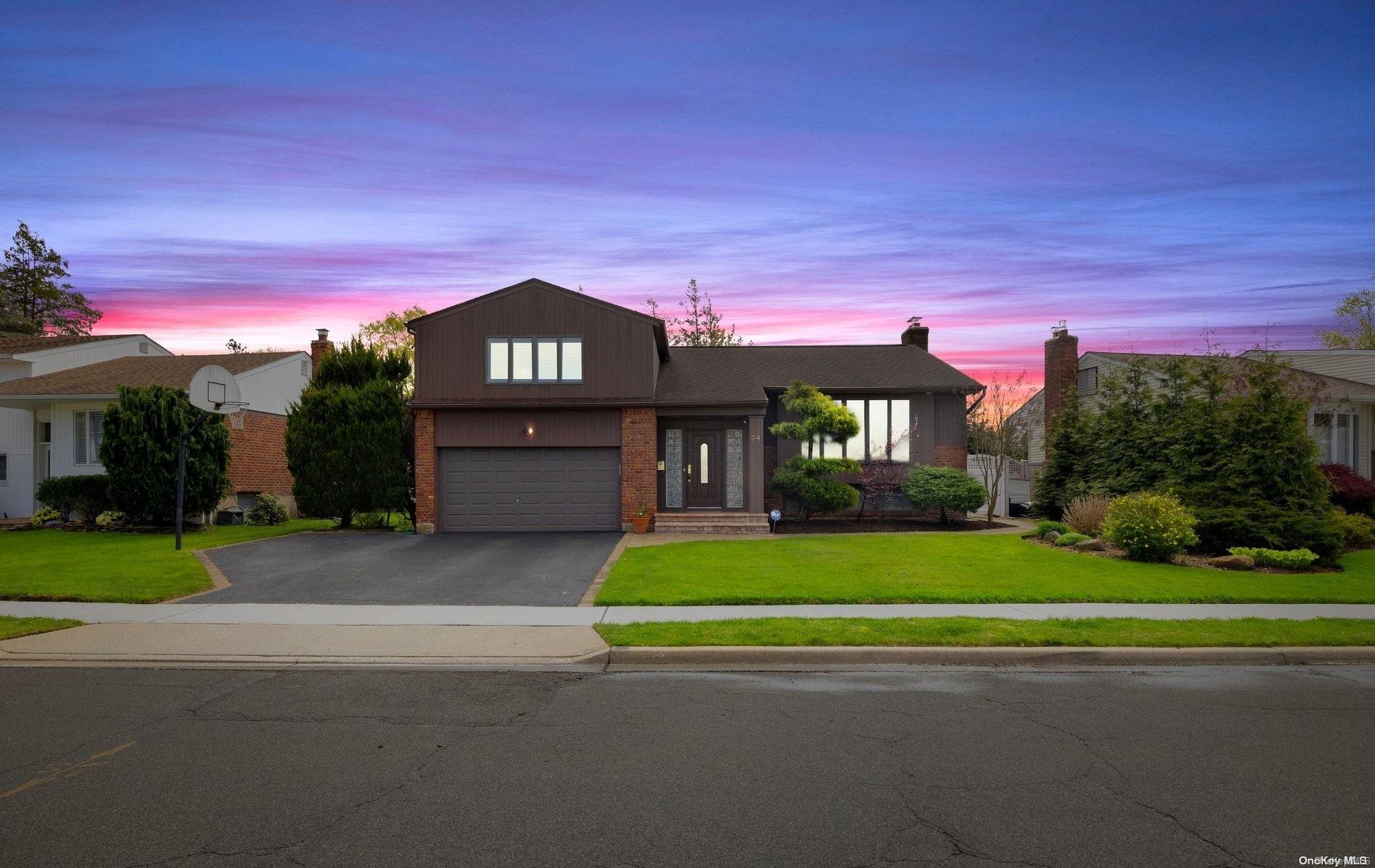 34 Netto Lane, Plainview, NY 11803