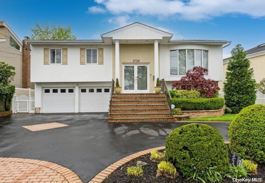 2728 Clubhouse Road, Merrick, NY 11566