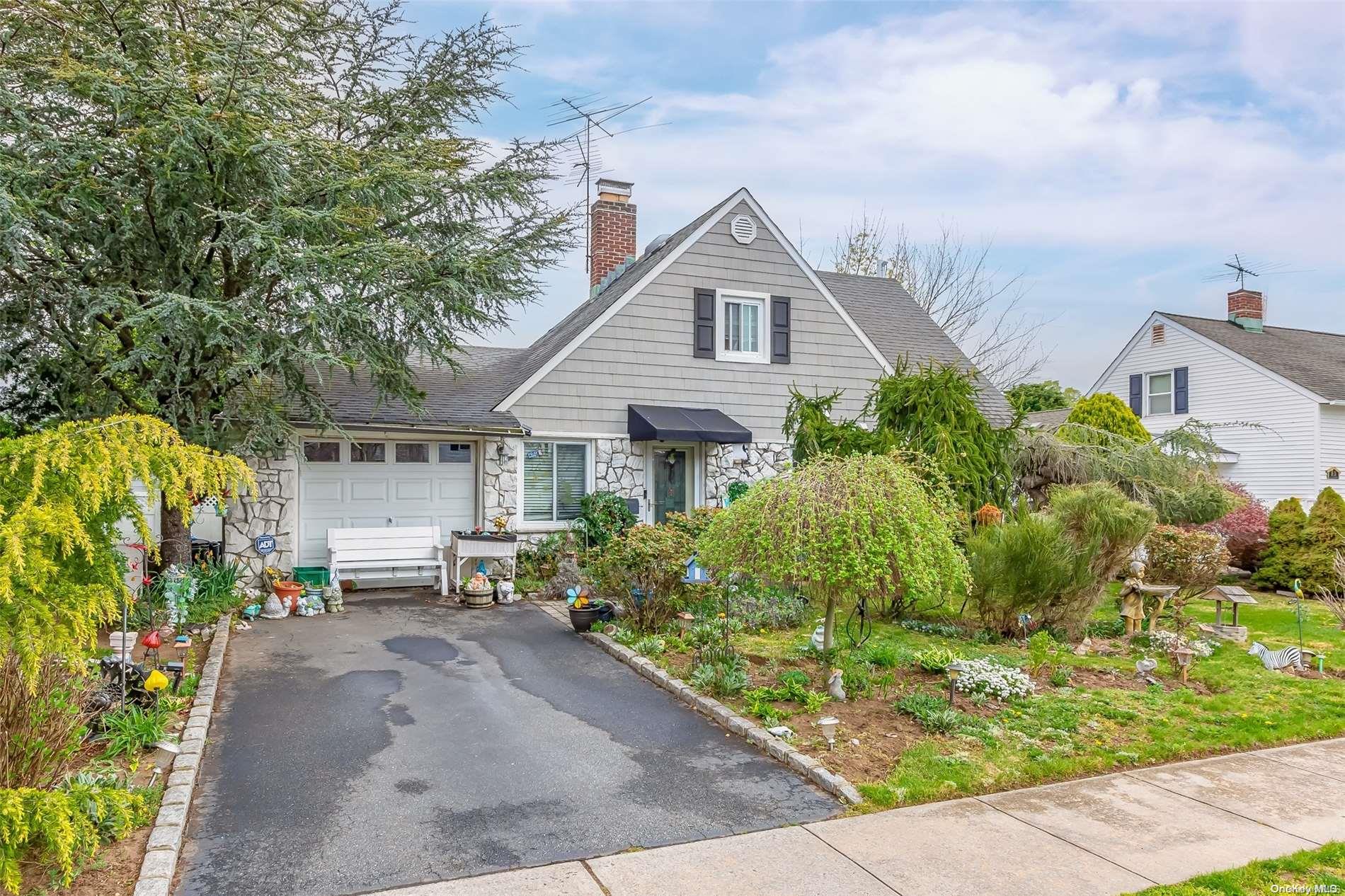 15 Glazer Lane, Levittown, NY 11756