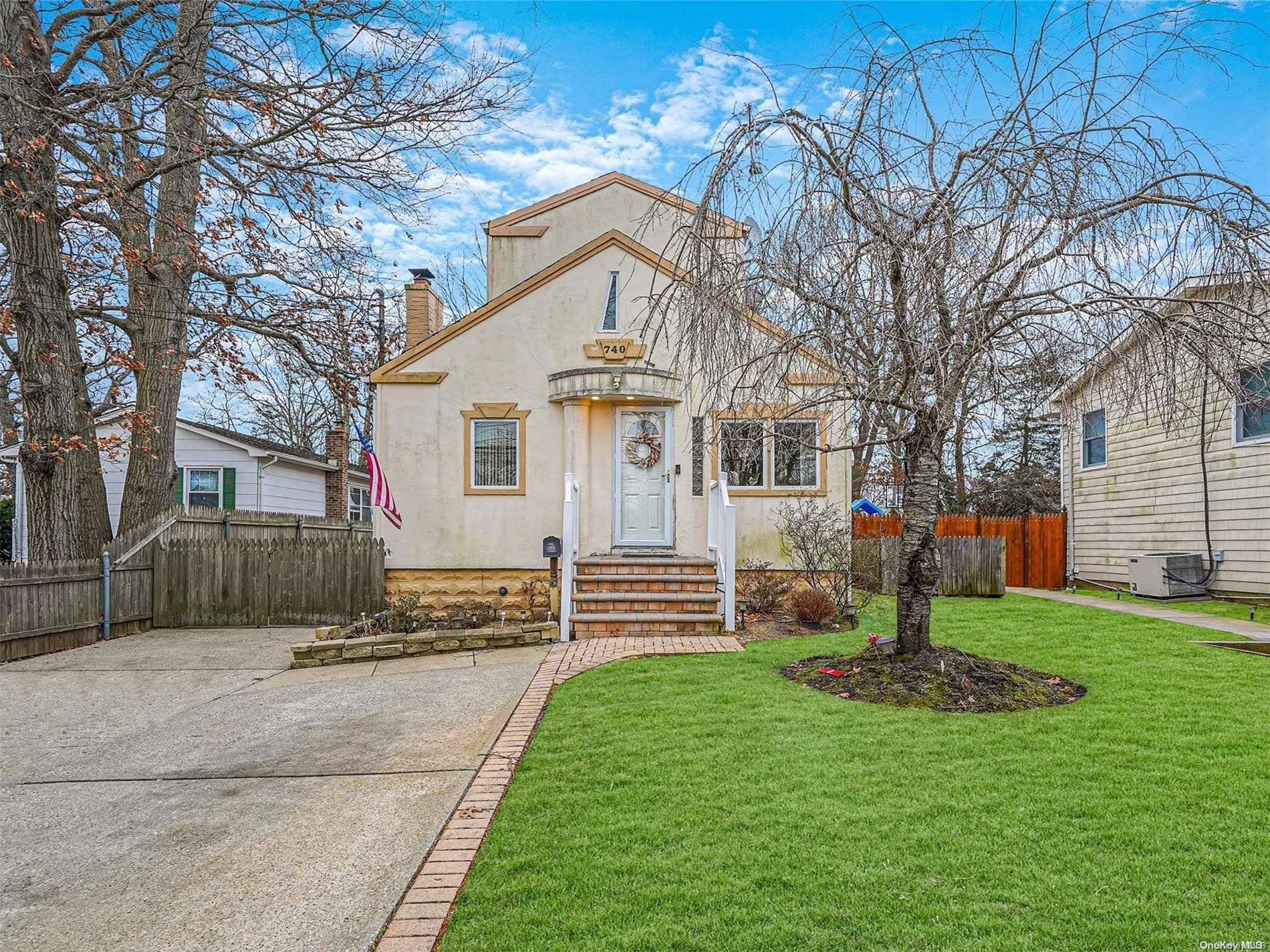 740 Hyman Avenue, West Islip, NY 11795