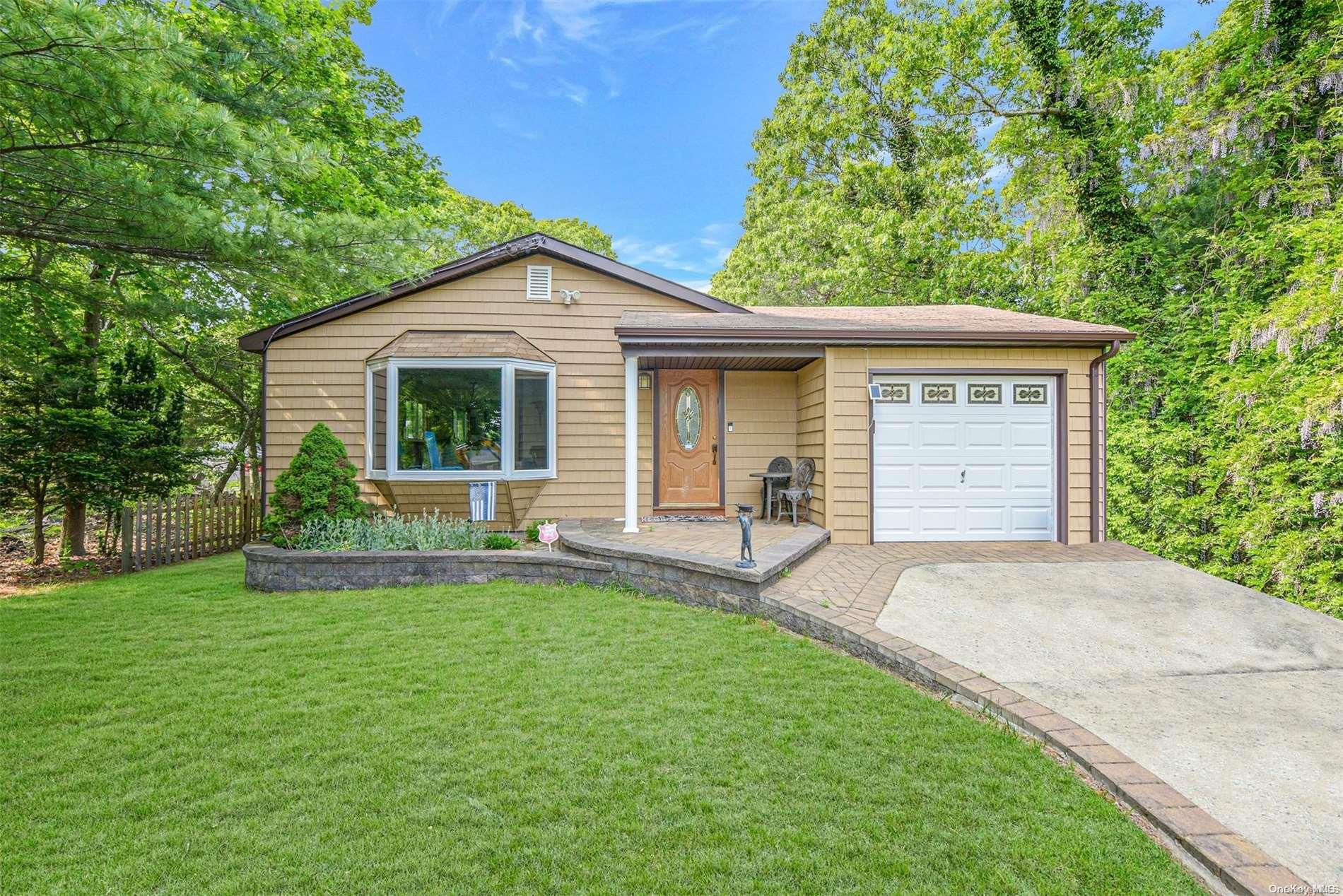 89 Hollywood Avenue, Selden, NY 11784