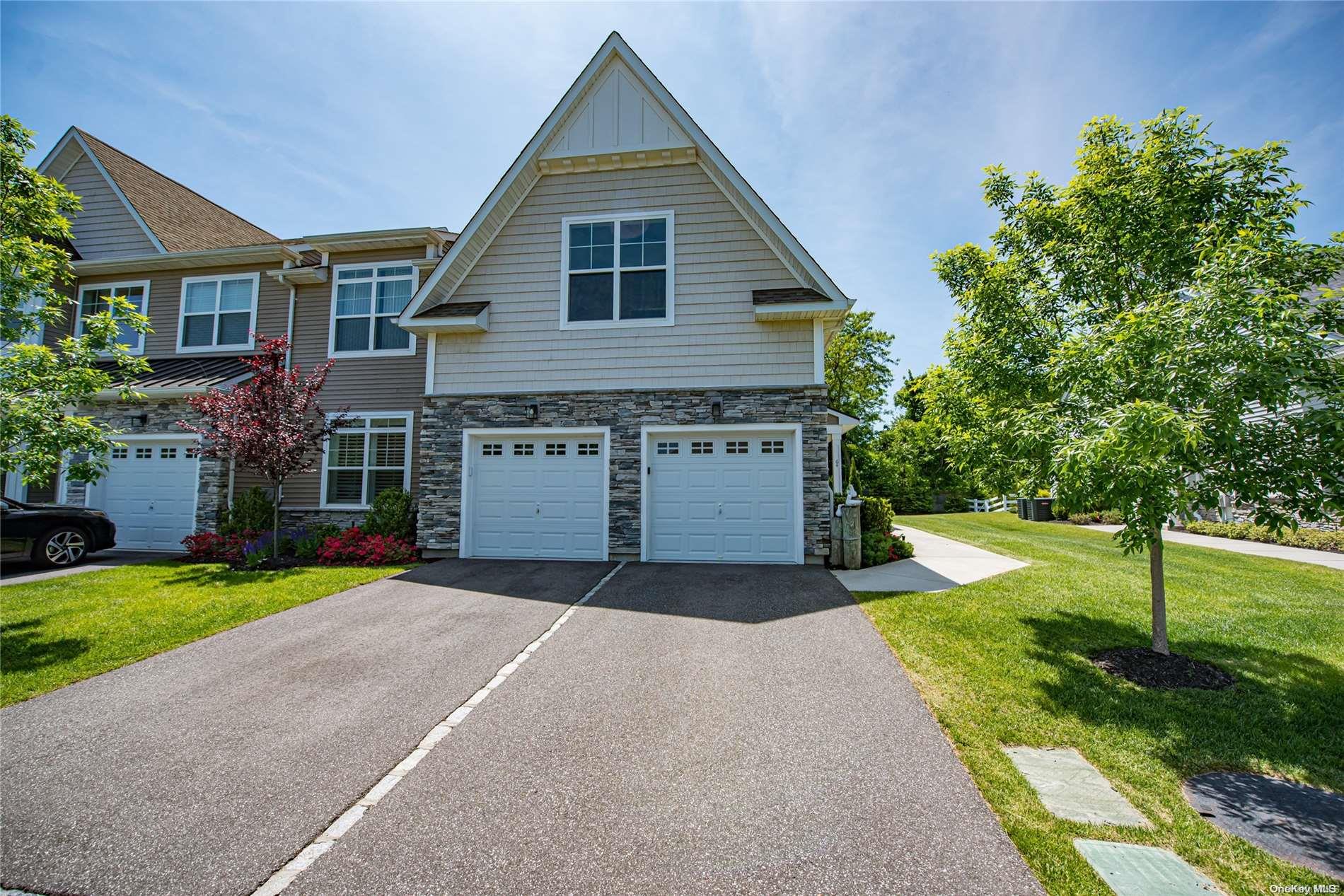 64 Meadowbrook Lane # 64, Smithtown, NY 11787