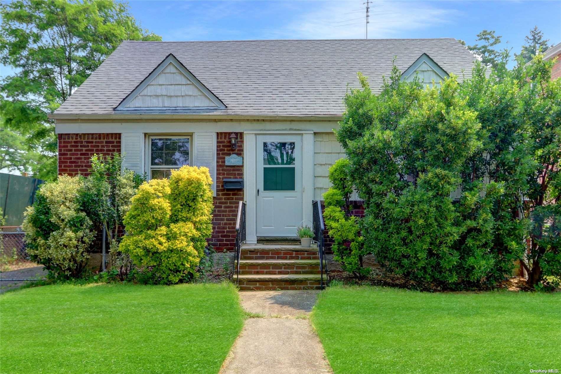 79-07 262nd Street, Floral Park, NY 11004