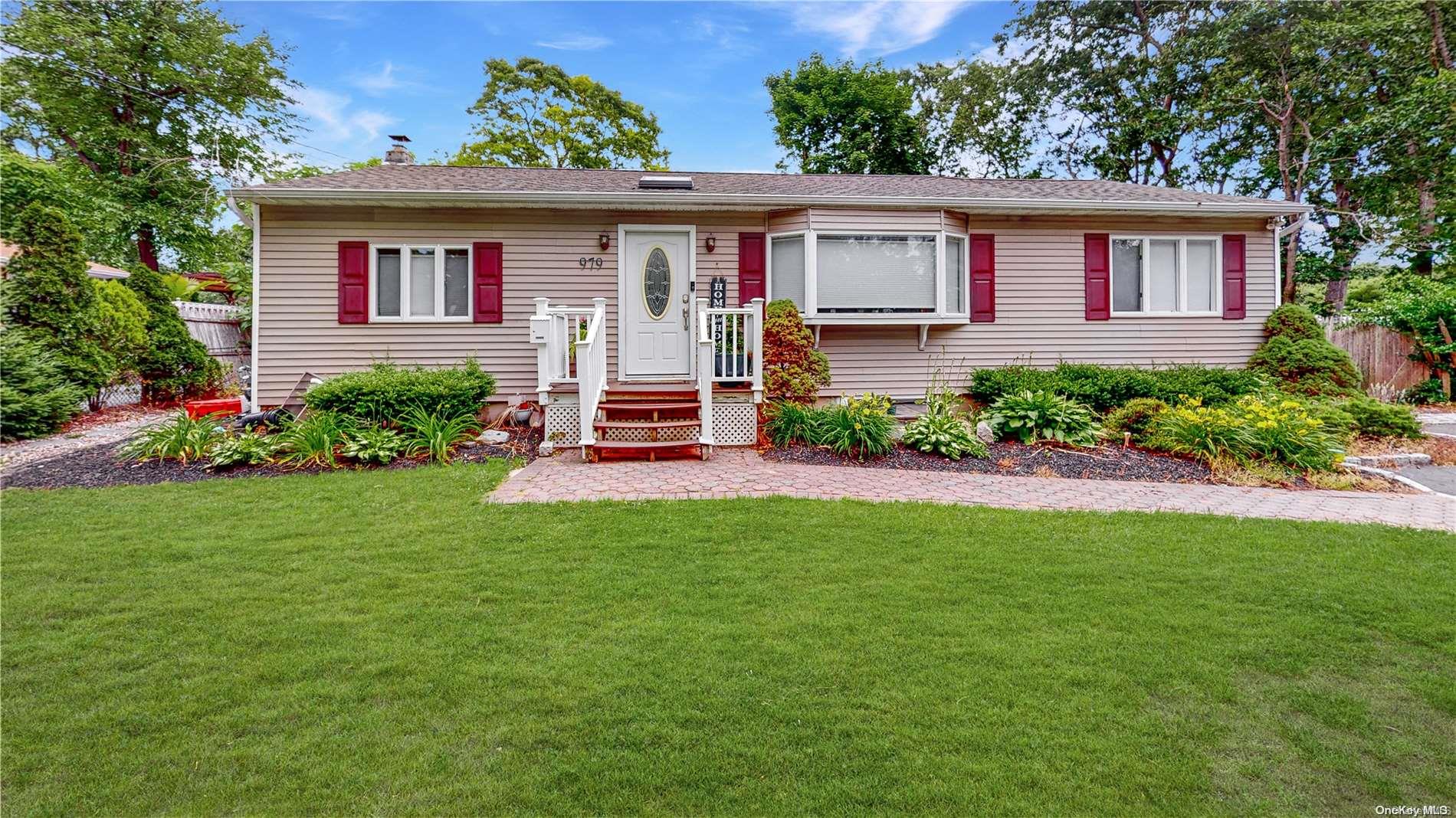 979 Old Medford Avenue, Farmingville, NY 11738