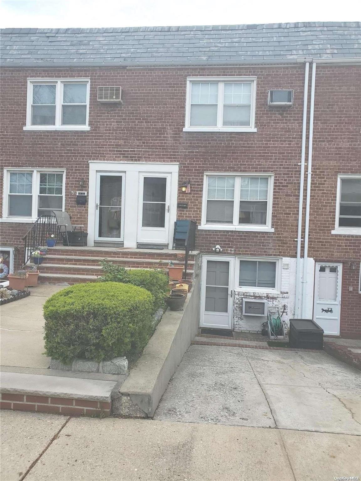 86-20 256th Street, Floral Park, NY 11001