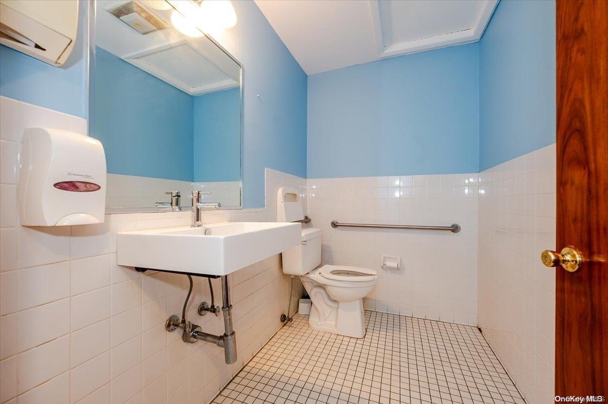 800 Montauk Highway, West Islip, NY 11795