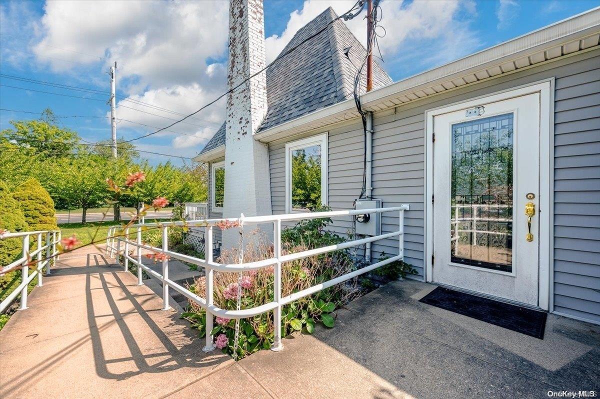 800 Montauk Highway, West Islip, NY 11795