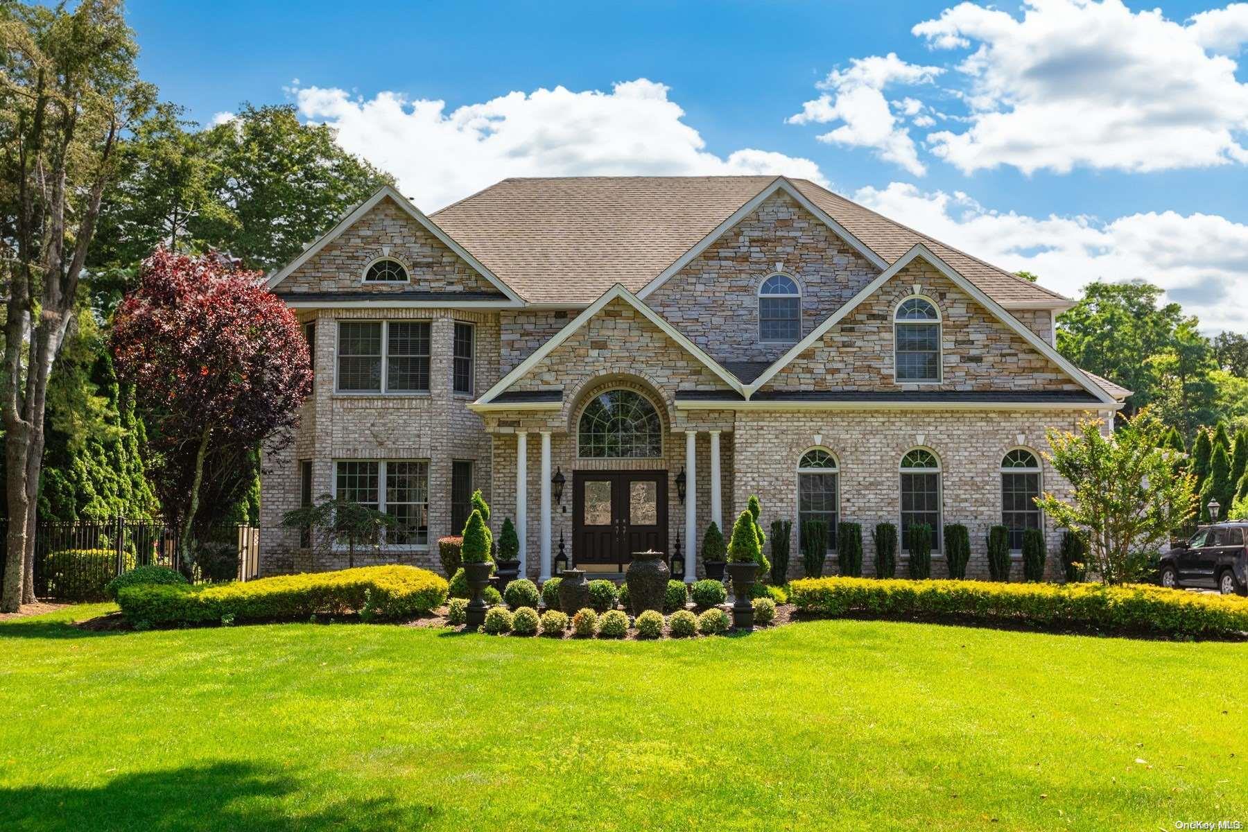 11 Crick Holly Lane, East Islip, NY 11730