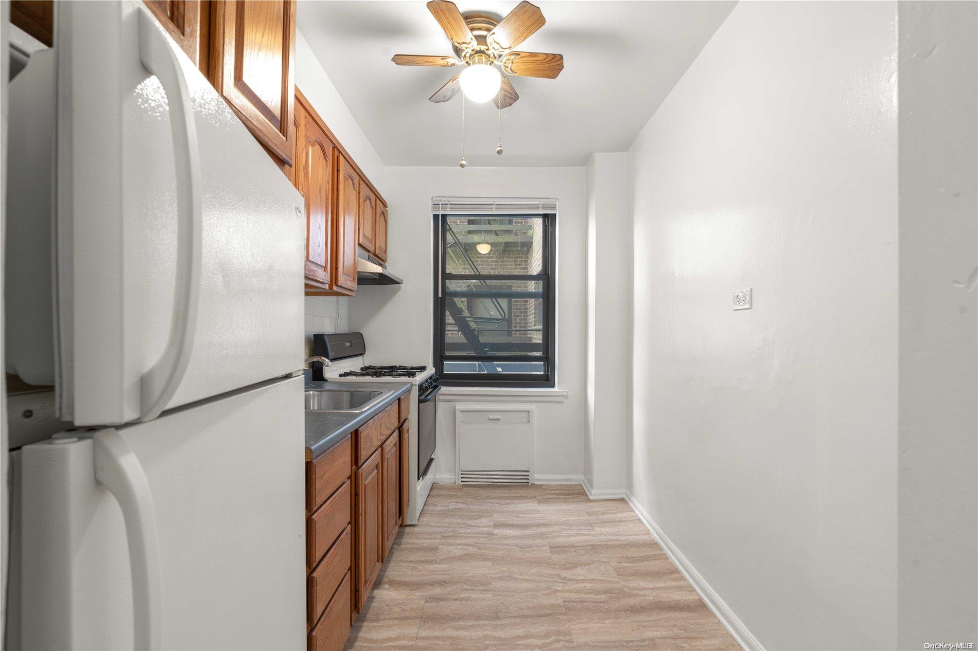 75-40 Bell Blvd # 3O, Oakland Gardens, NY 11364