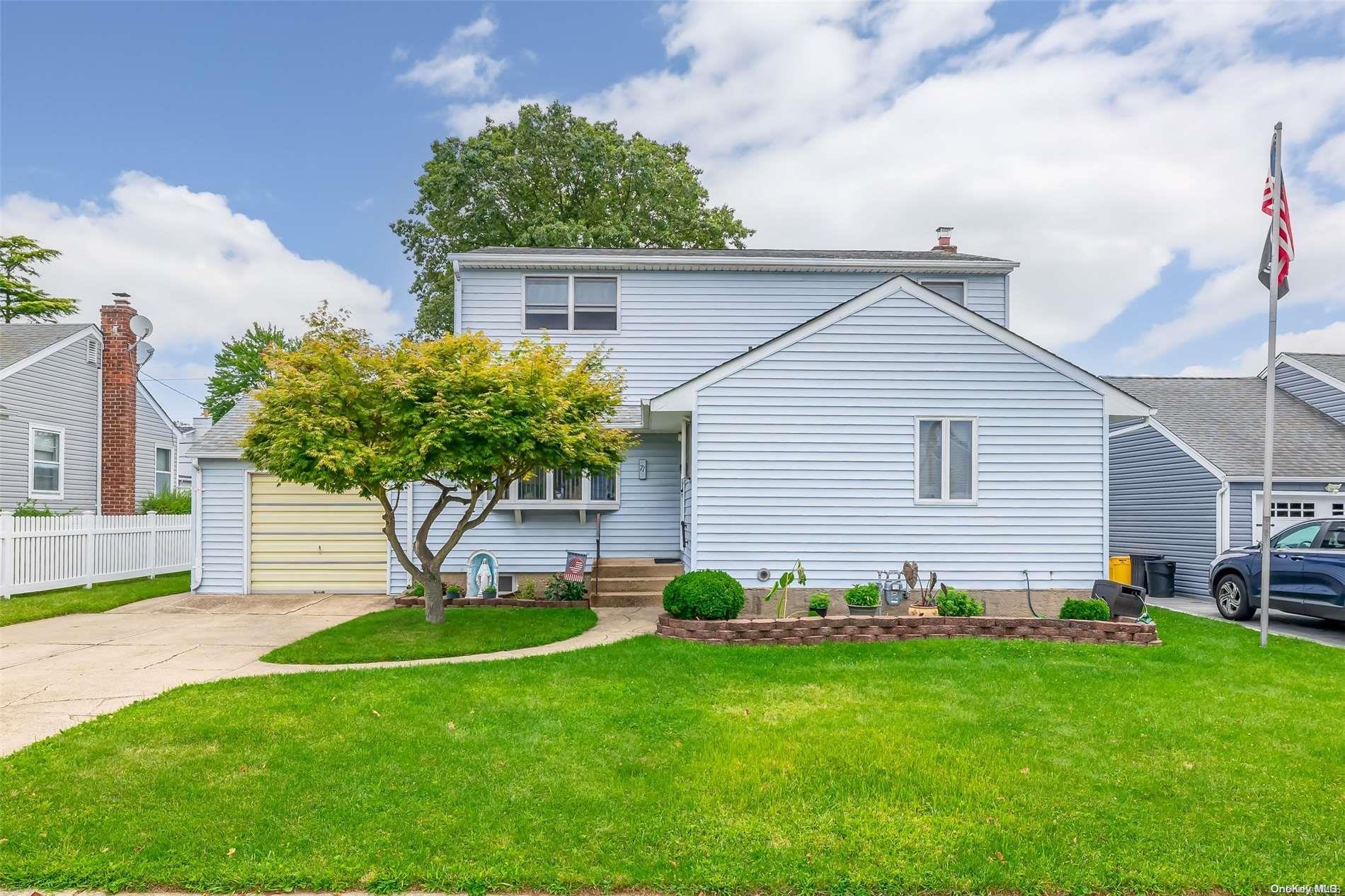 71 Bruce Avenue, Hicksville, NY 11801