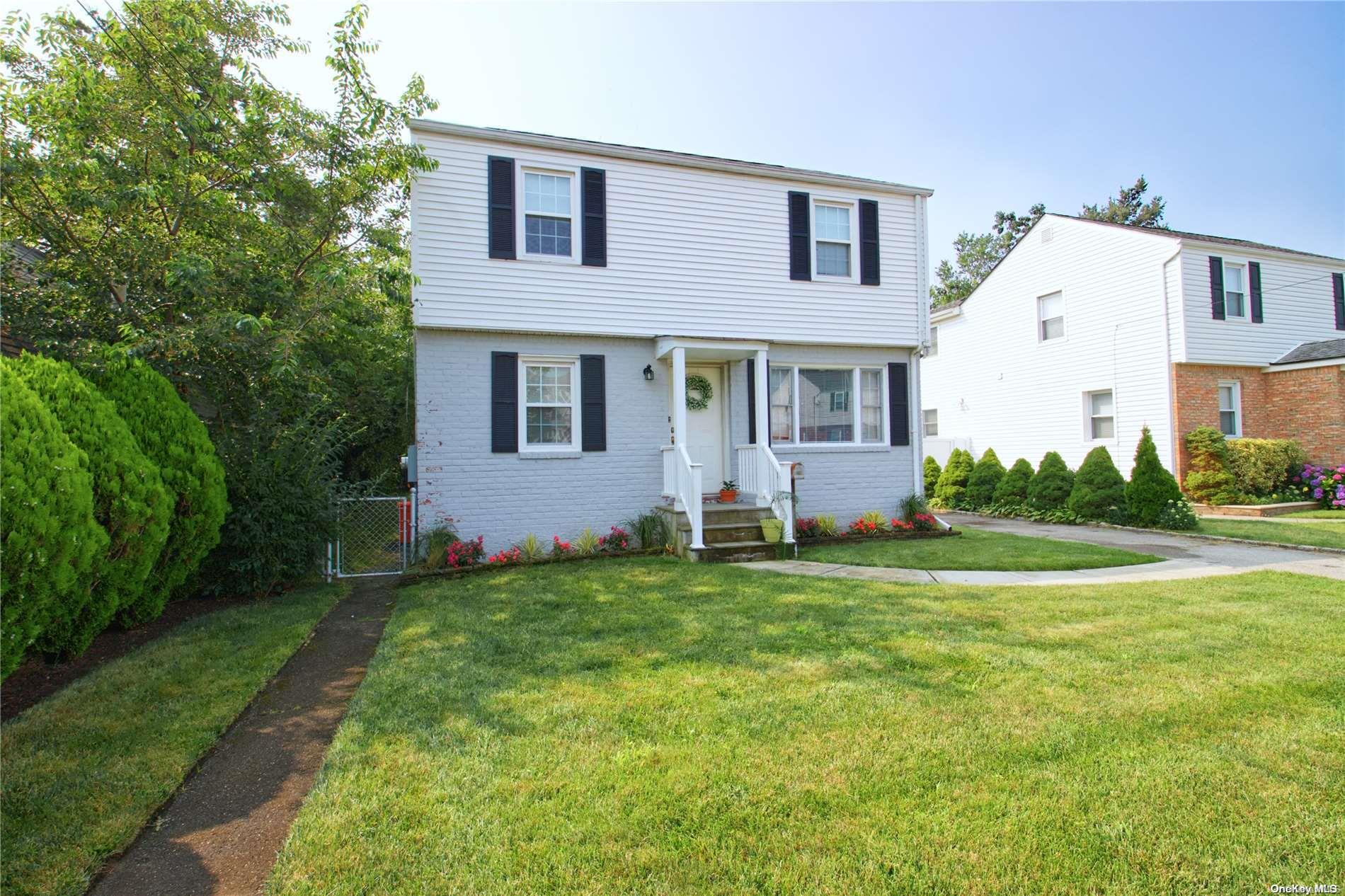 493 Helen Road, Mineola, NY 11501