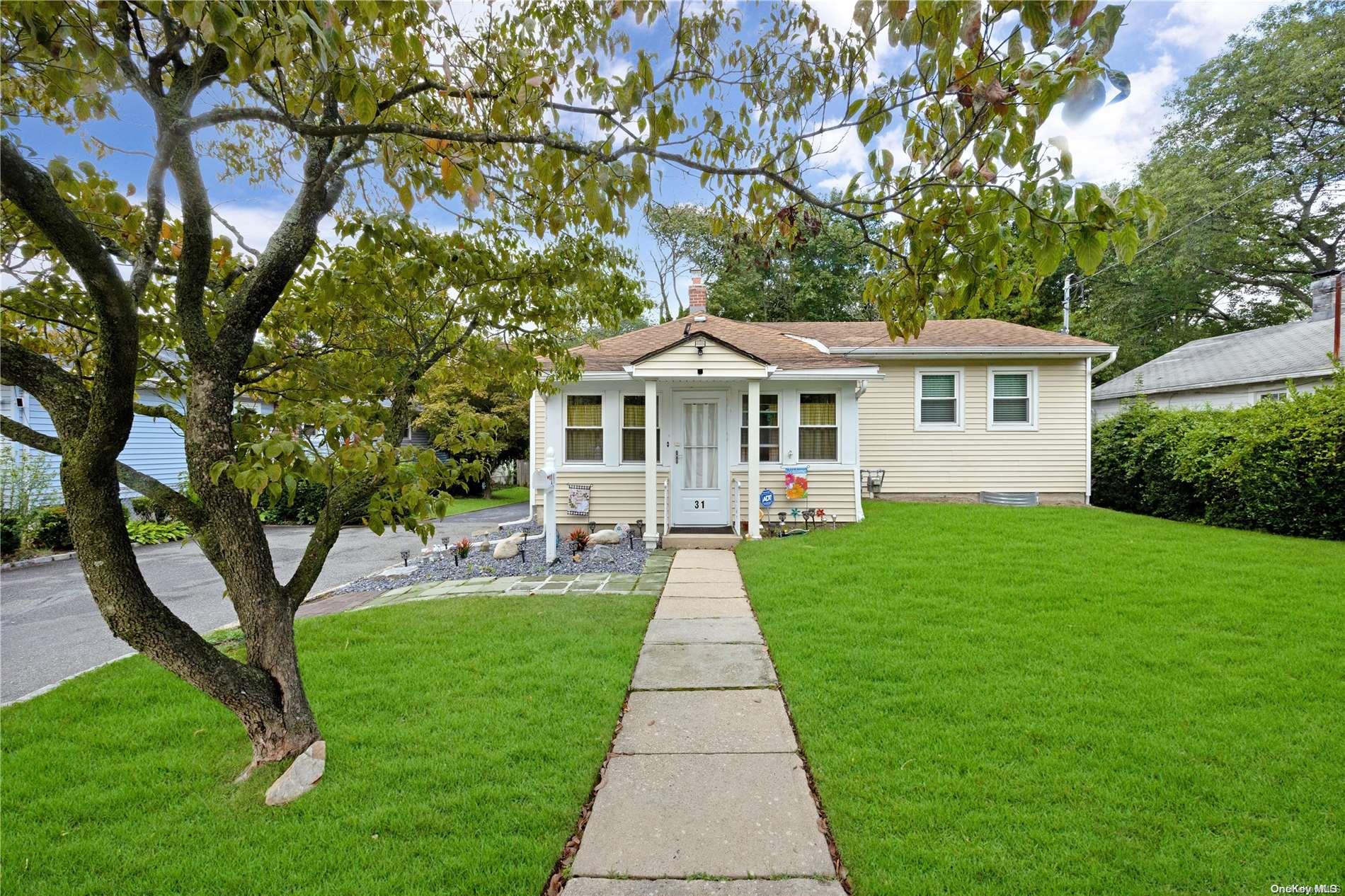 31 Pleasant Avenue, Farmingdale, NY 11735